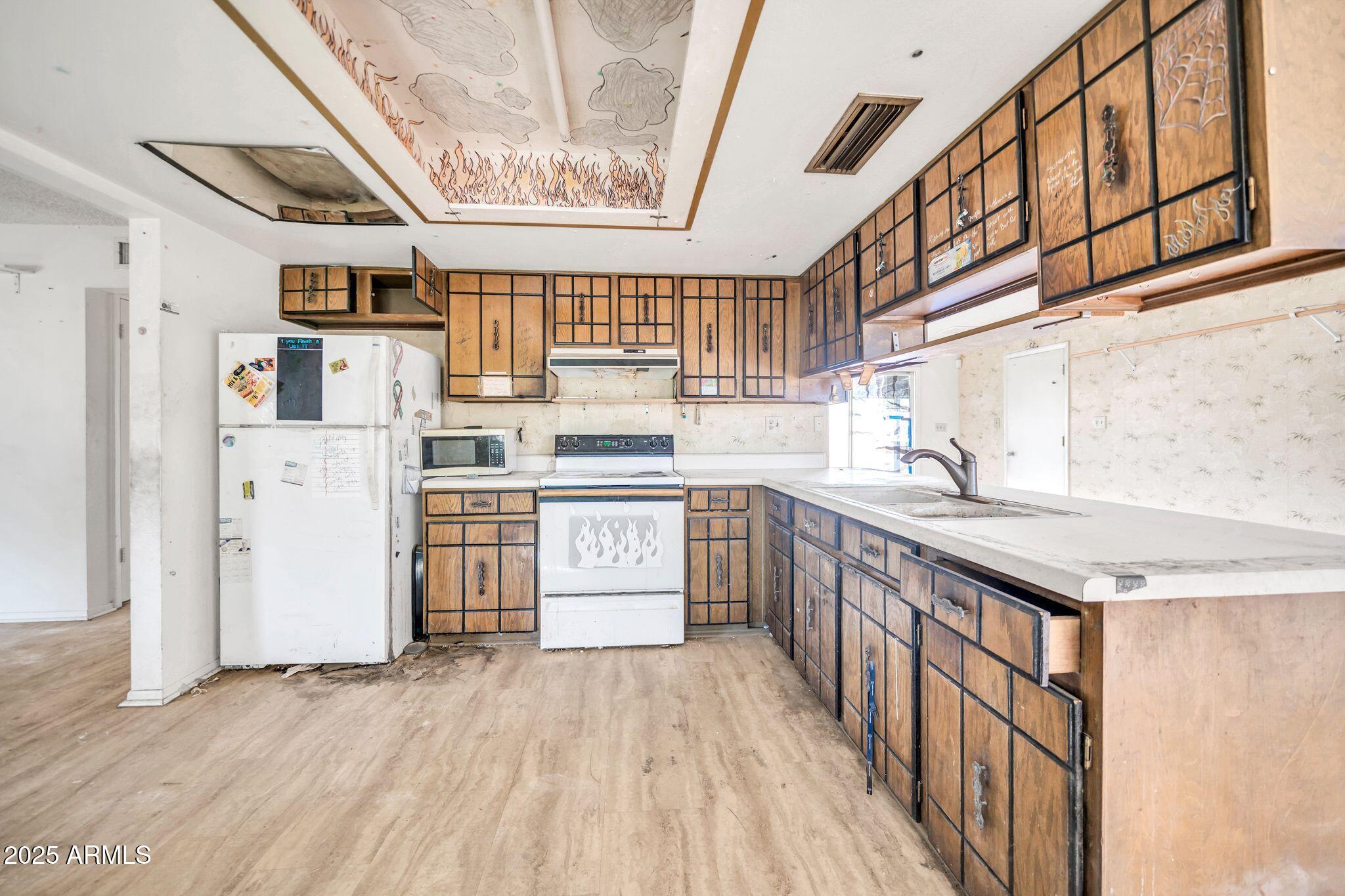 1526 W MURIEL Drive