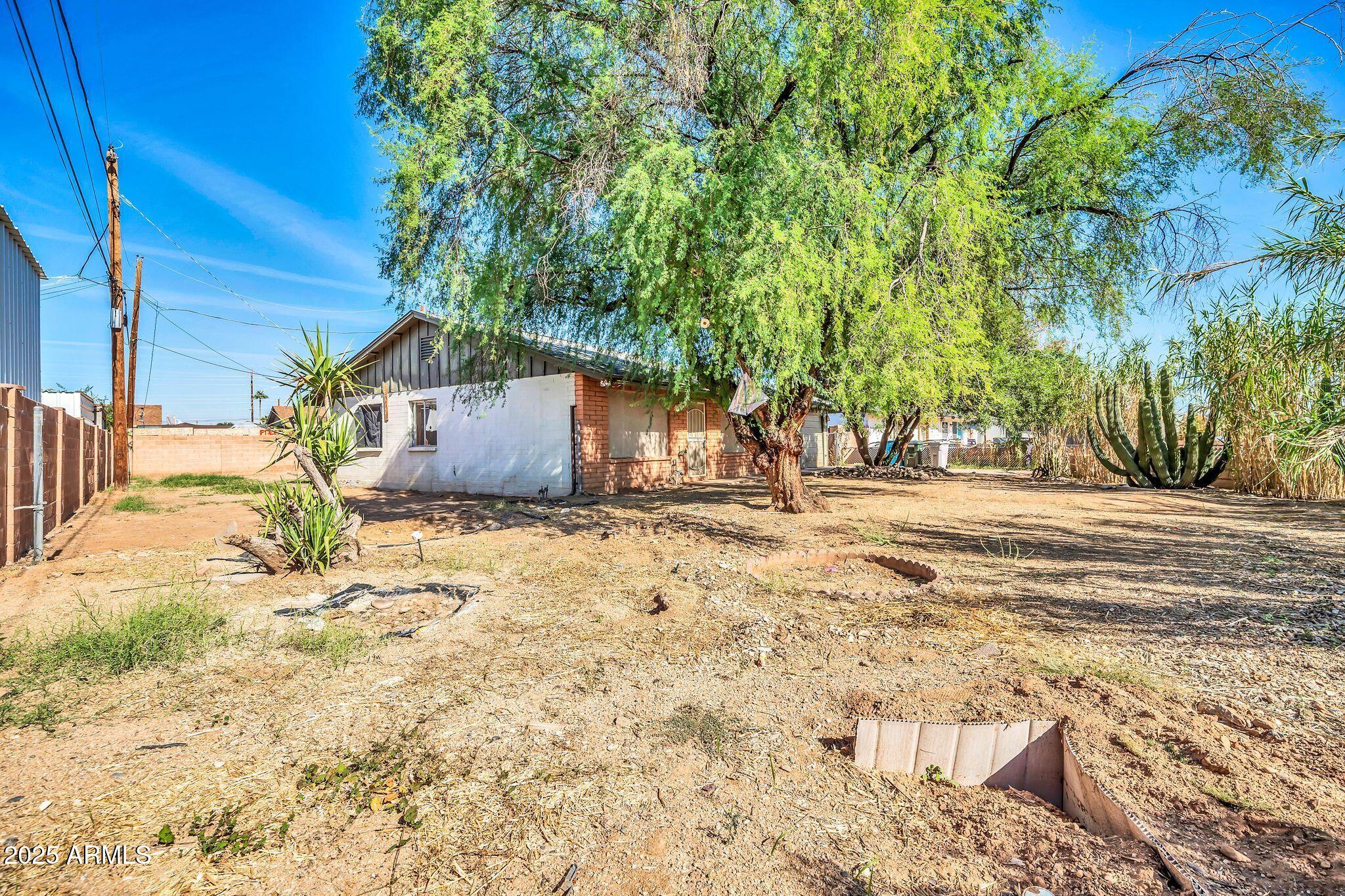 1526 W MURIEL Drive