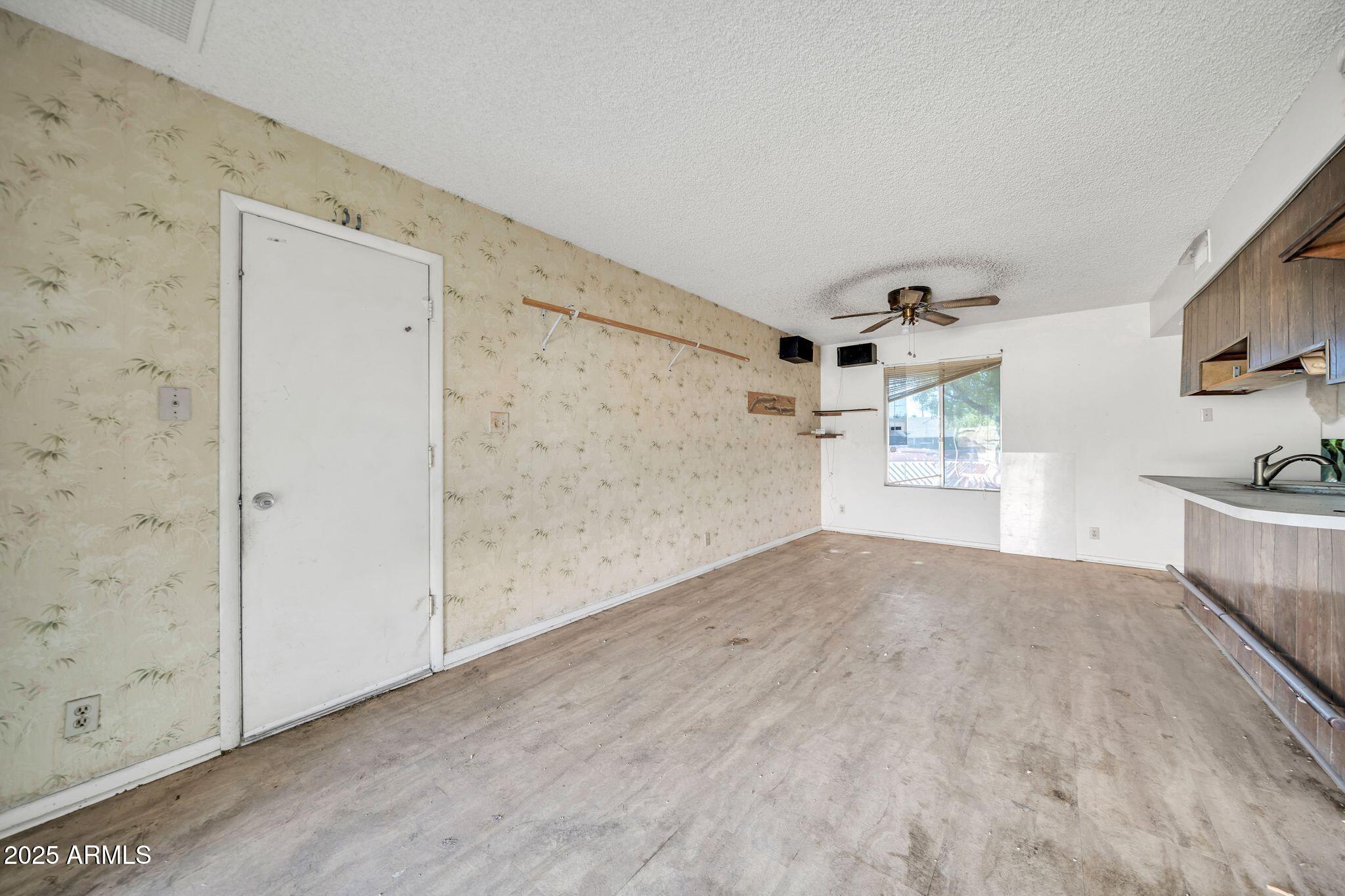 1526 W MURIEL Drive