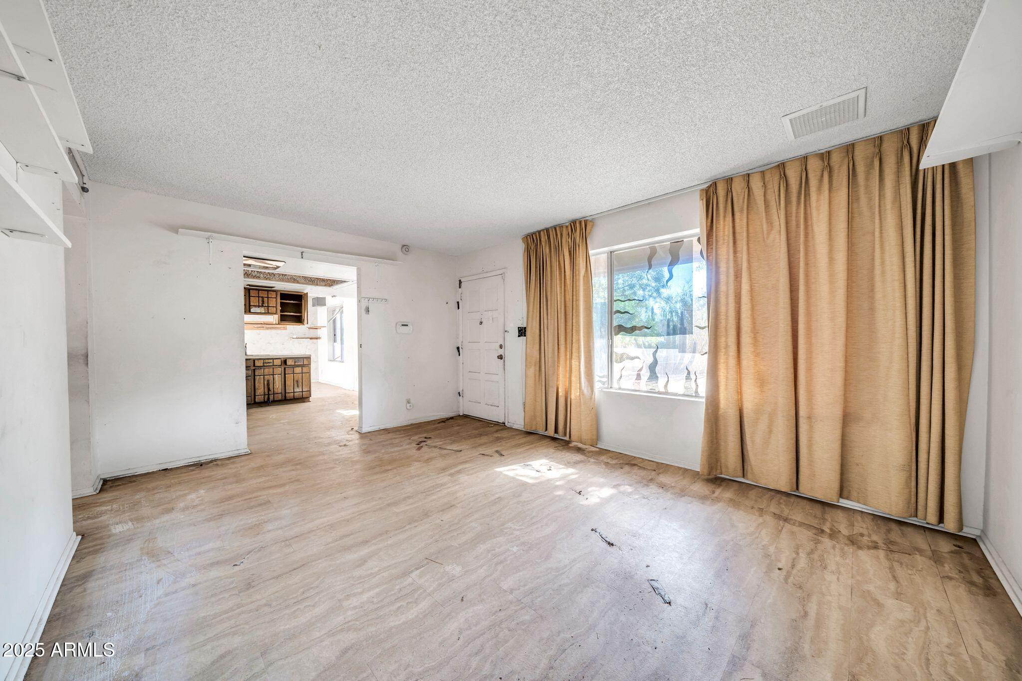 1526 W MURIEL Drive