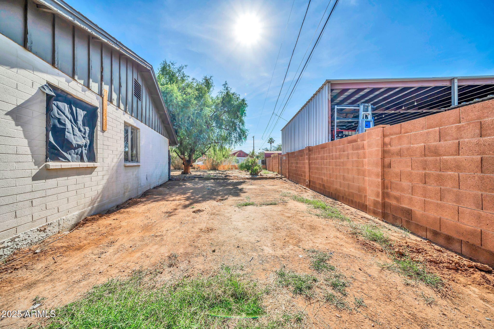 1526 W MURIEL Drive