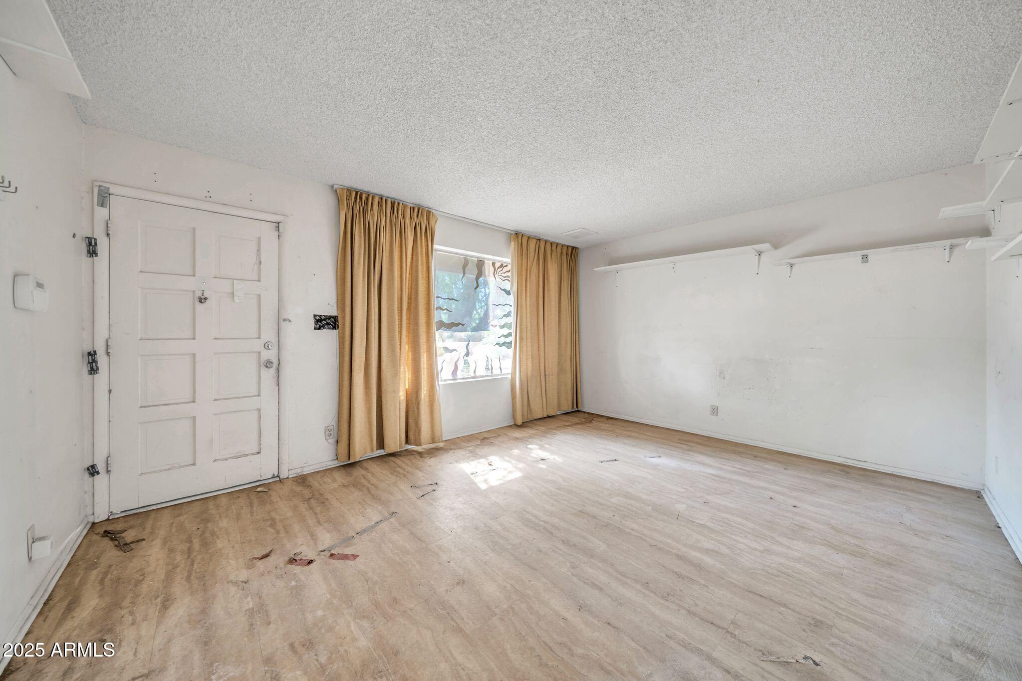 1526 W MURIEL Drive