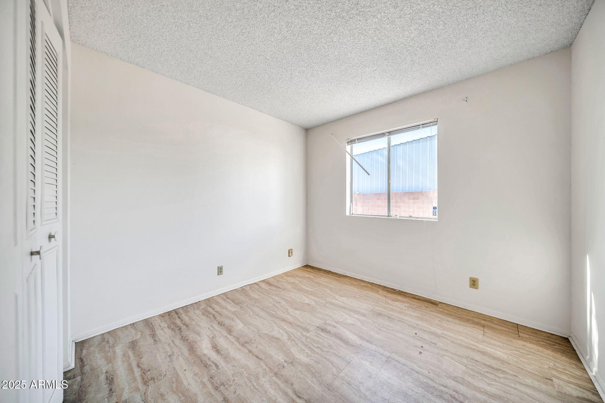 1526 W MURIEL Drive