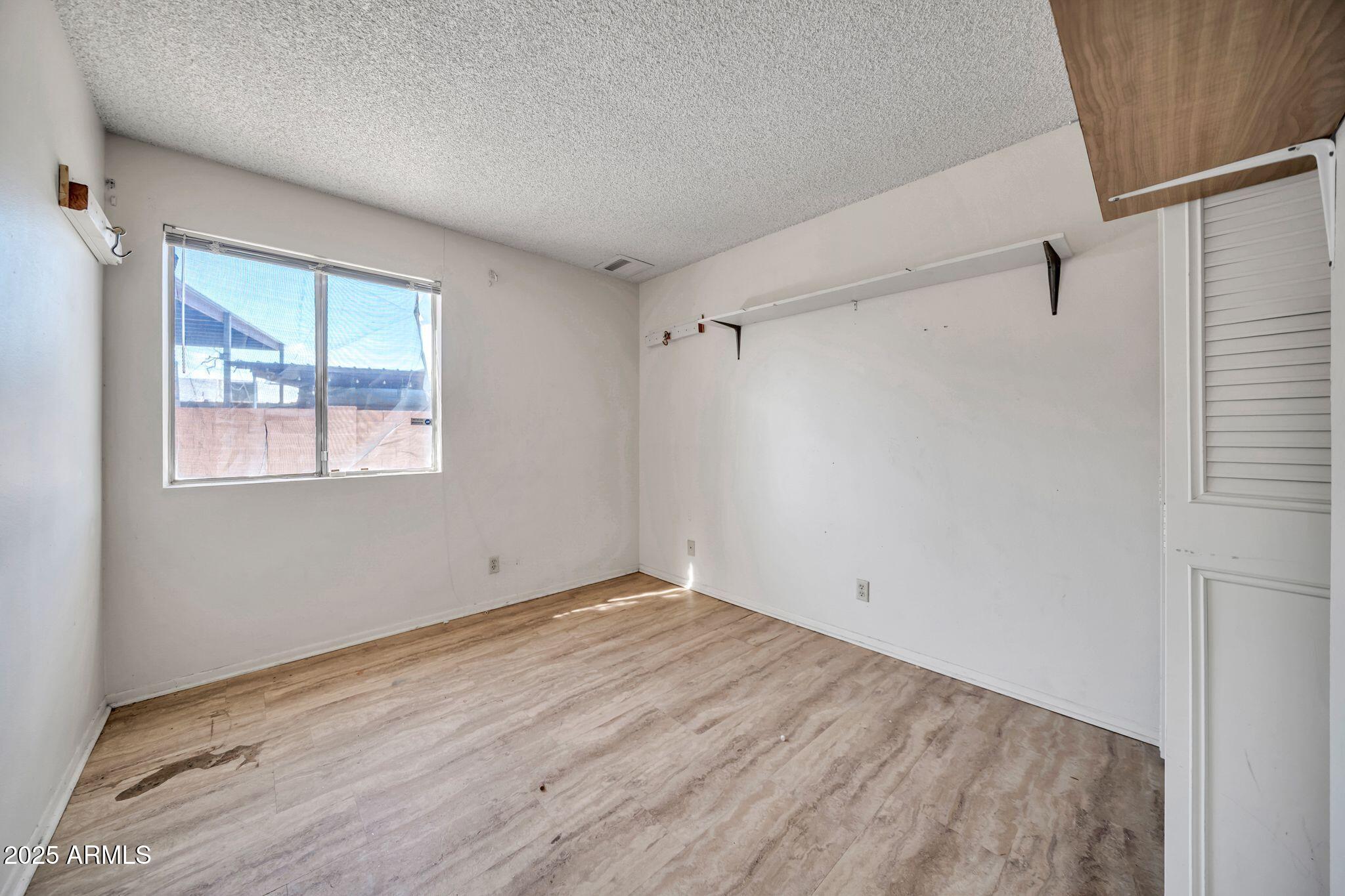 1526 W MURIEL Drive