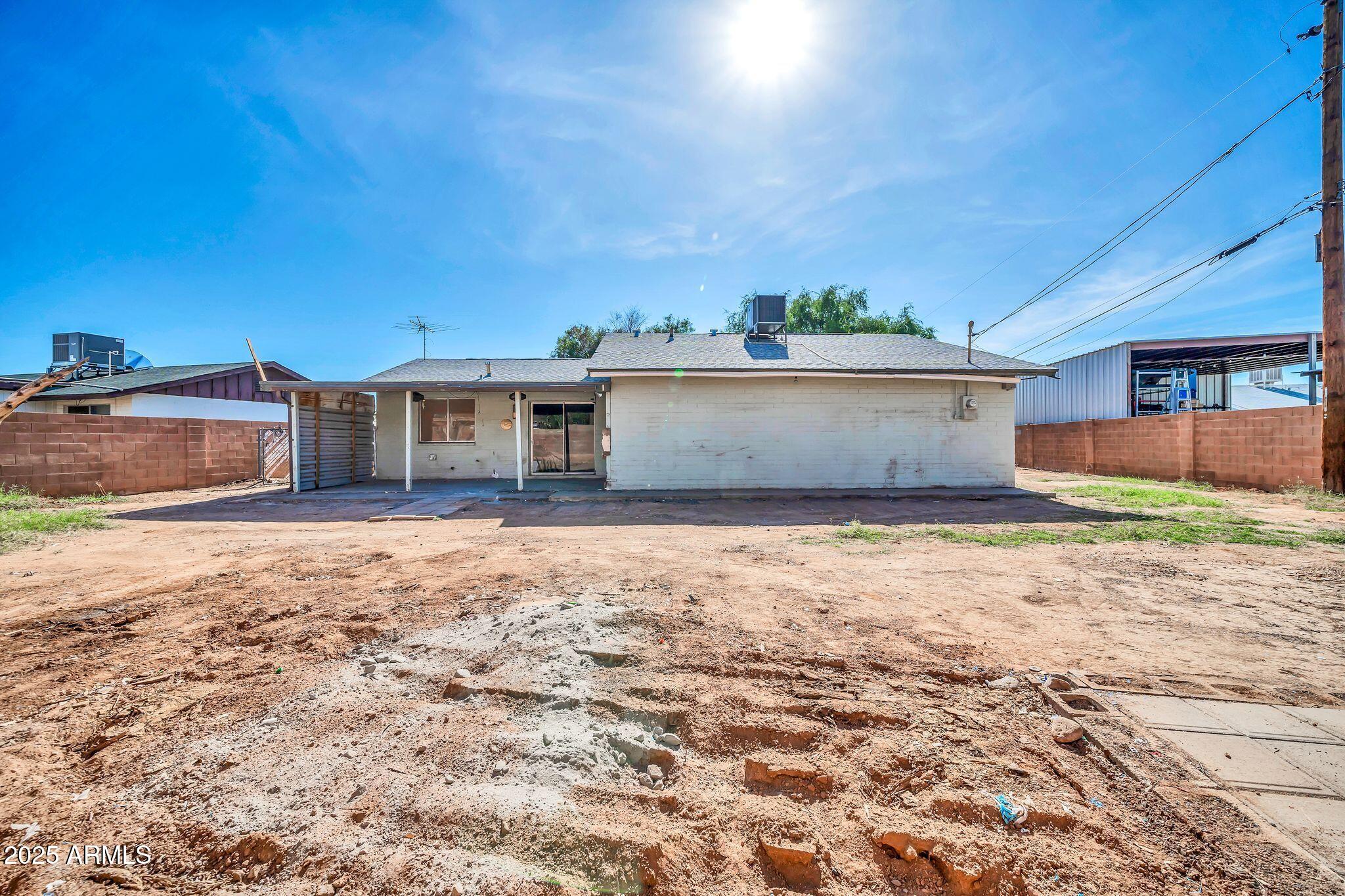1526 W MURIEL Drive