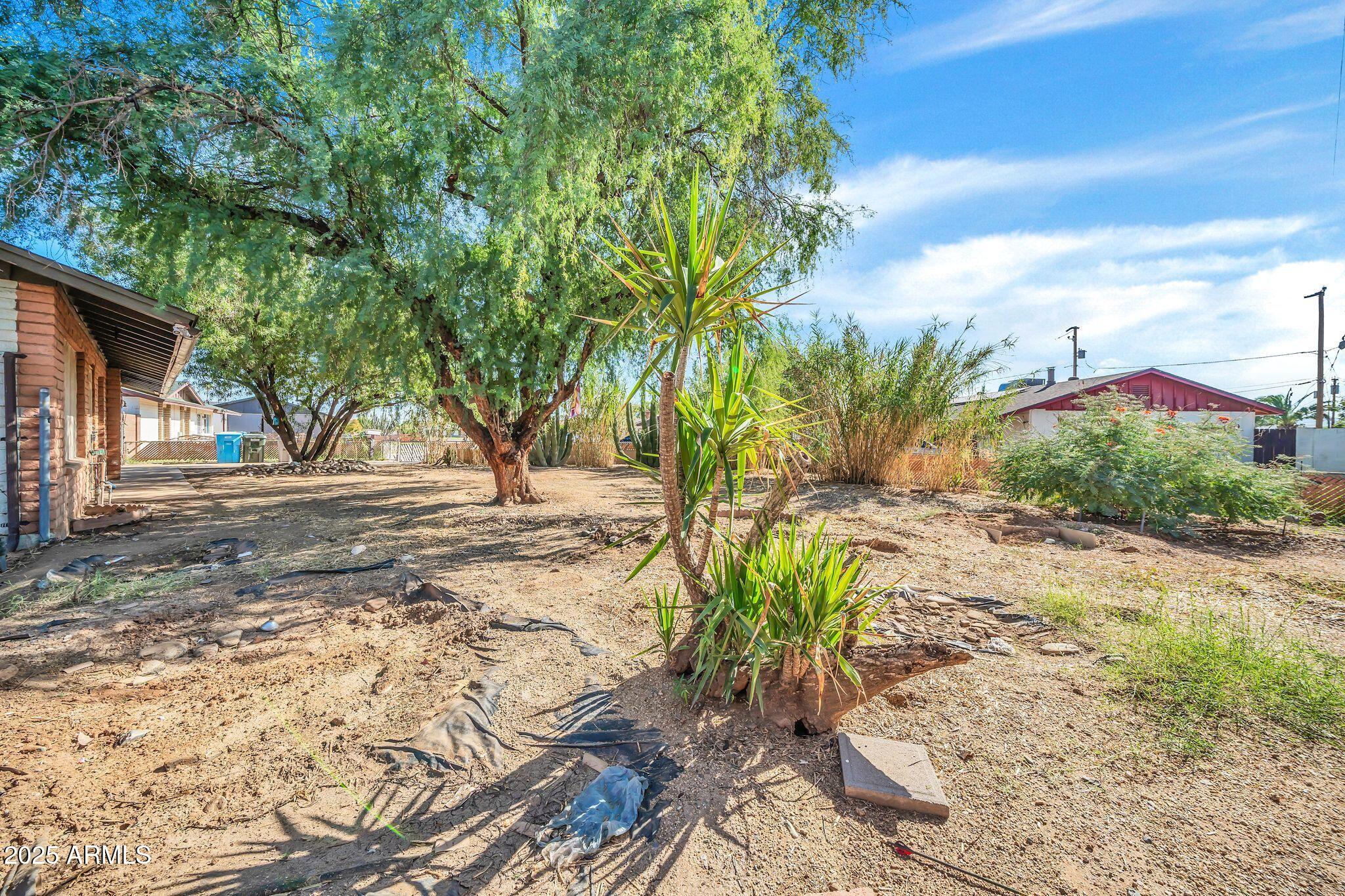 1526 W MURIEL Drive
