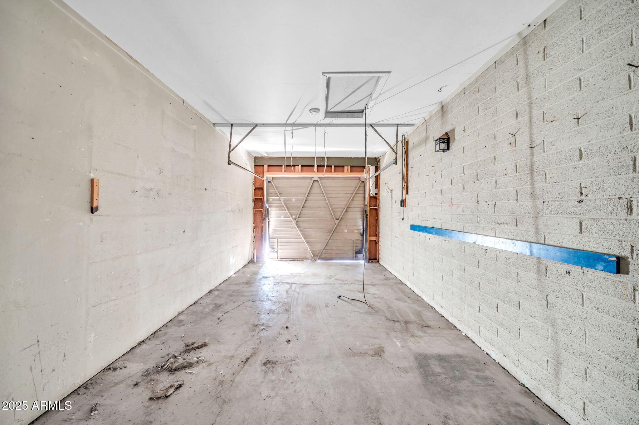 1526 W MURIEL Drive