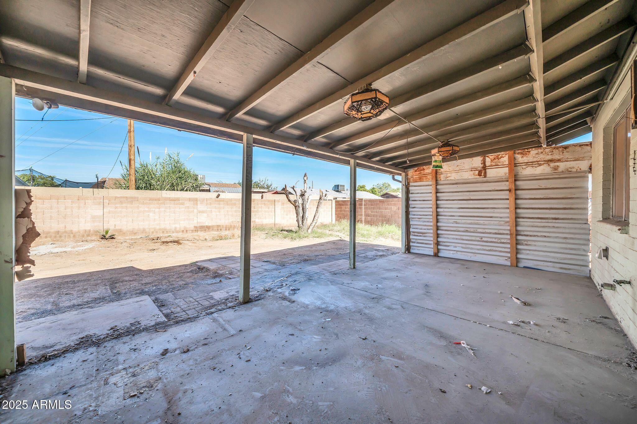 1526 W MURIEL Drive