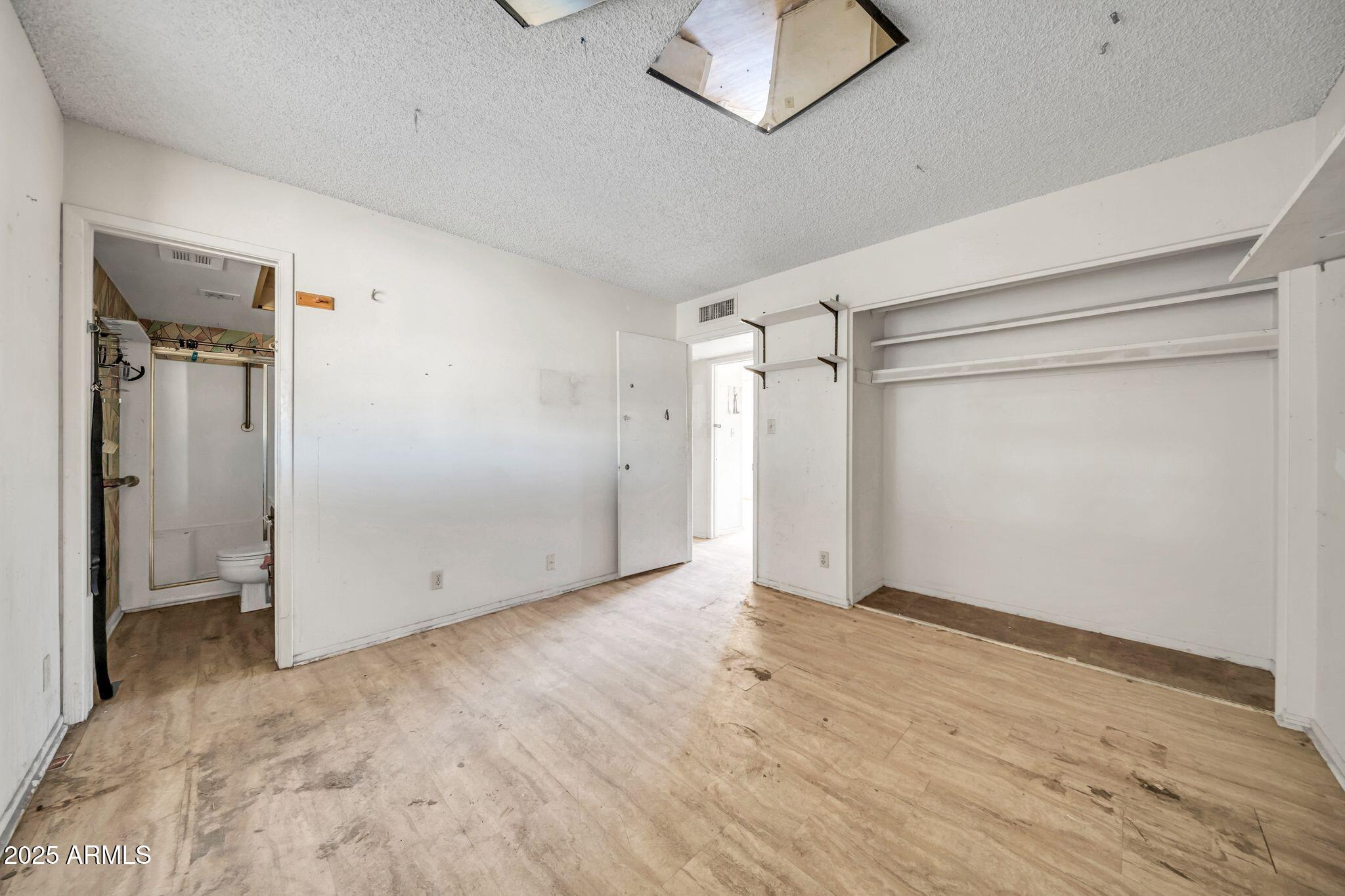 1526 W MURIEL Drive