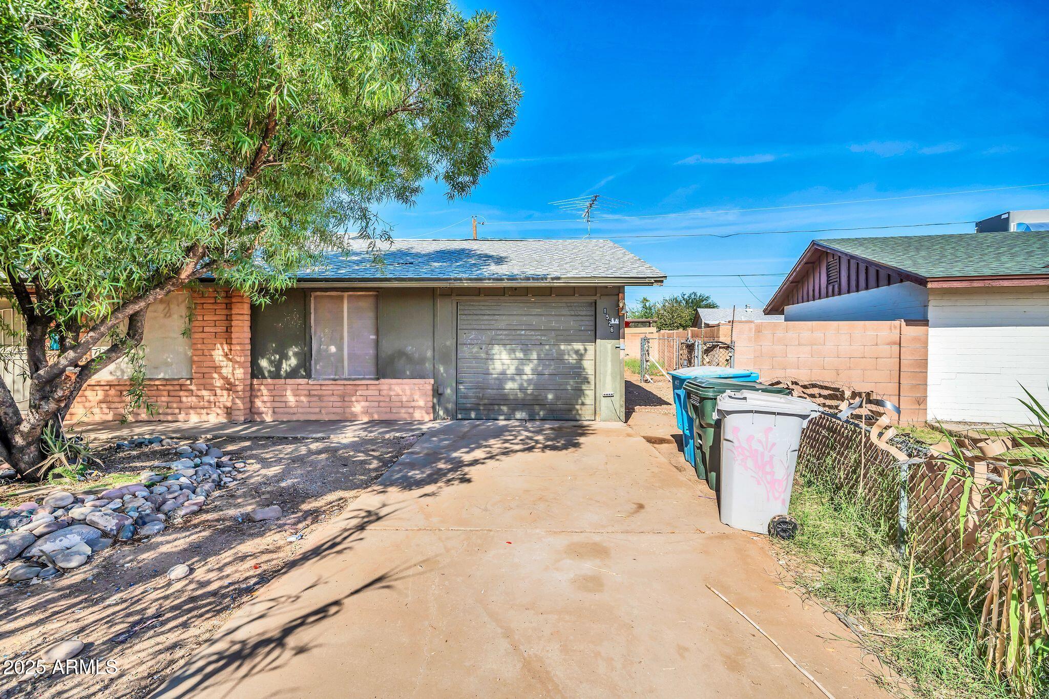 1526 W MURIEL Drive