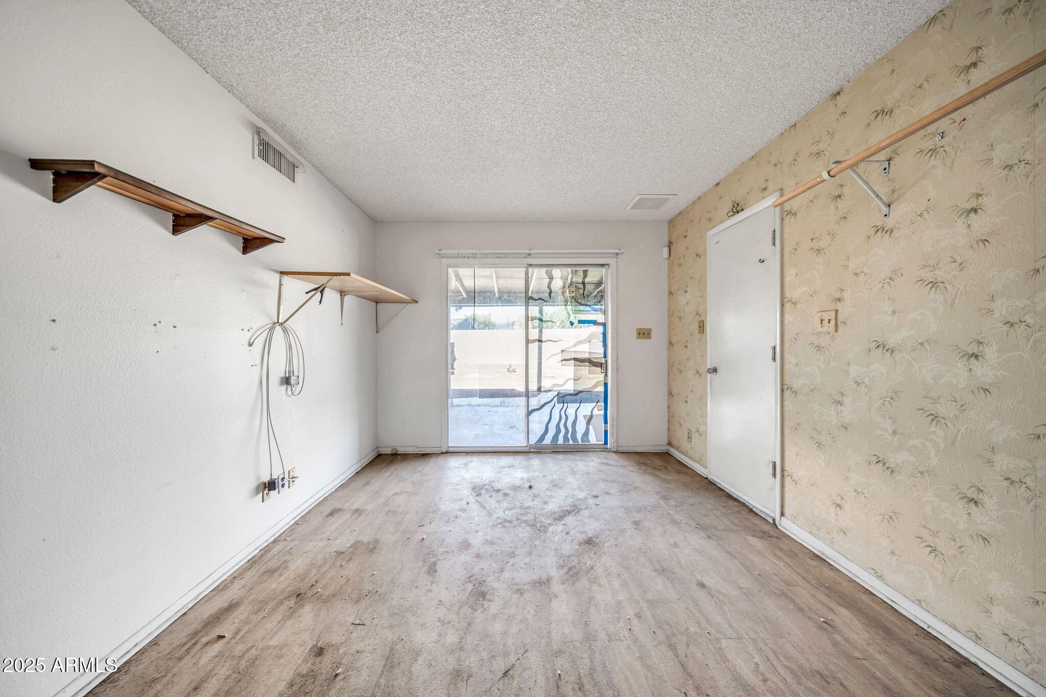1526 W MURIEL Drive