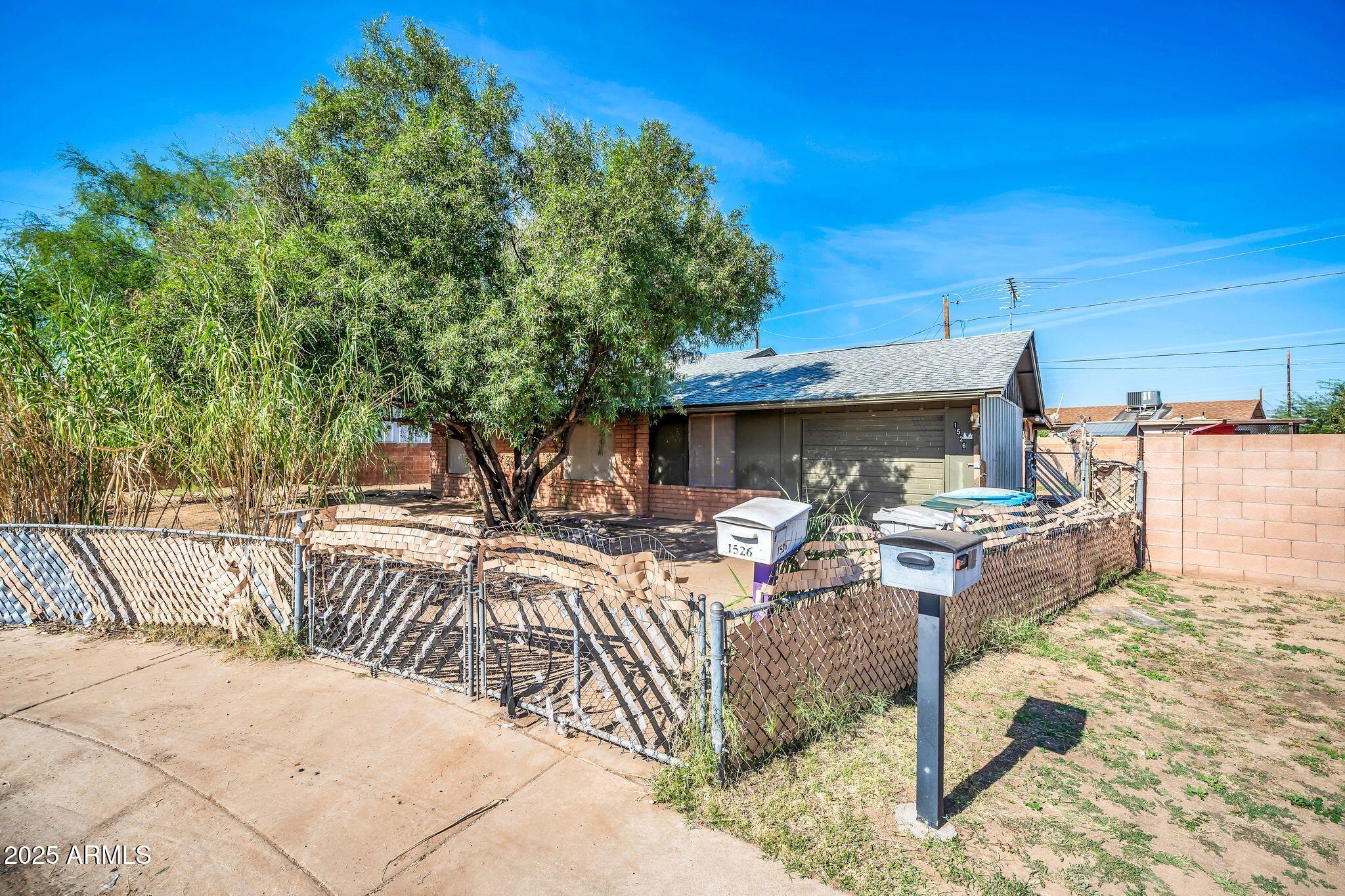 1526 W MURIEL Drive