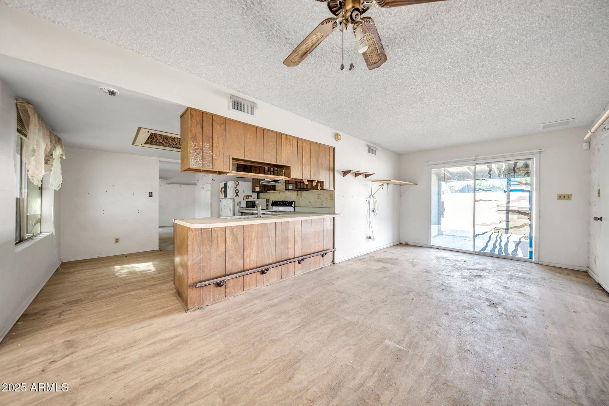 1526 W MURIEL Drive
