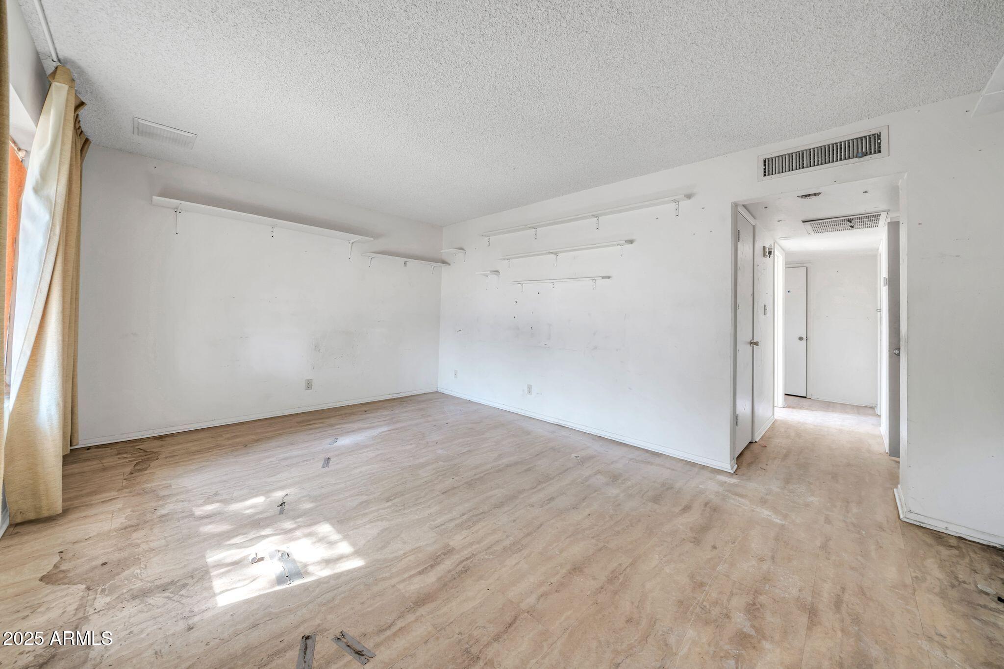 1526 W MURIEL Drive
