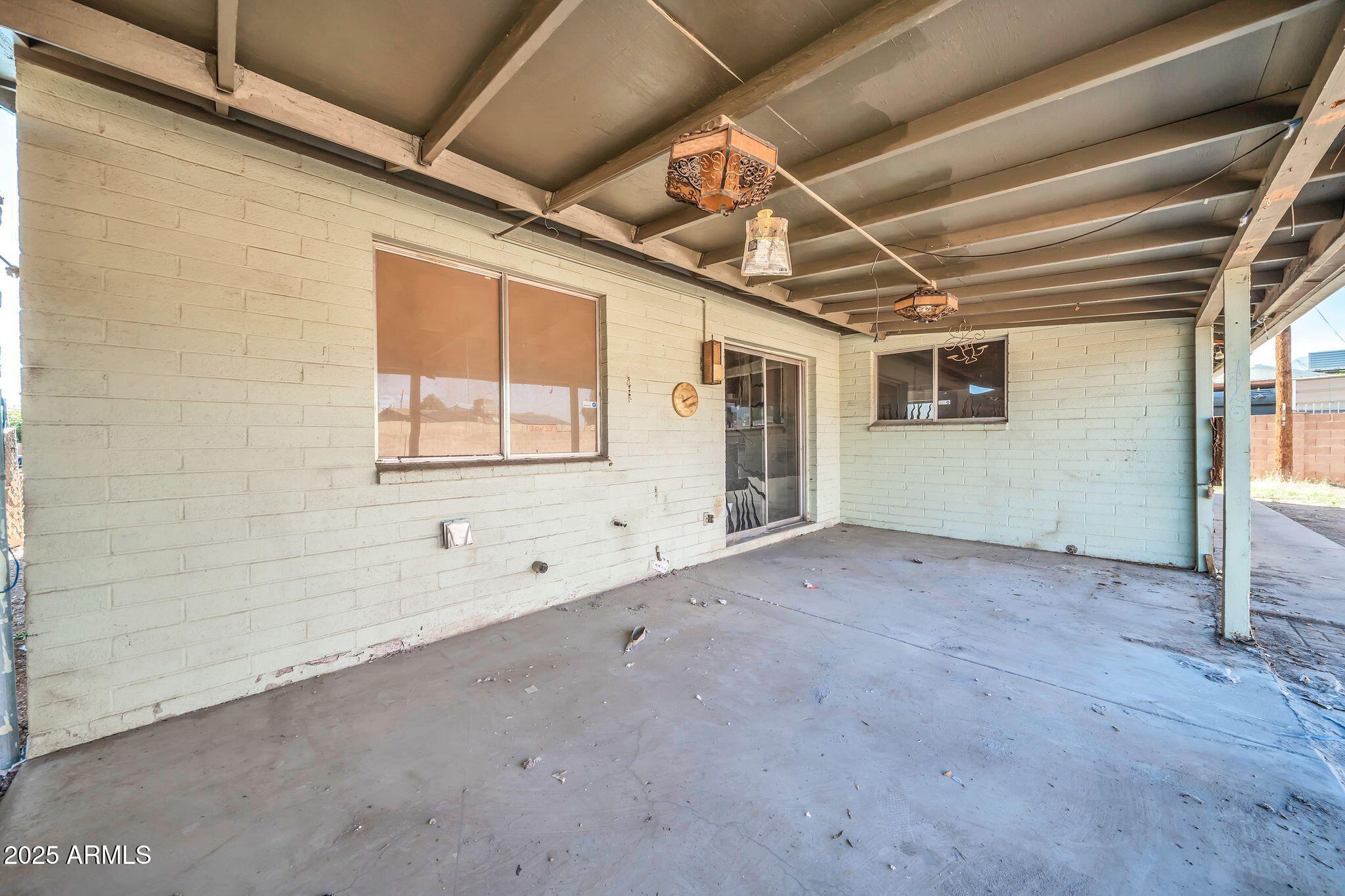 1526 W MURIEL Drive