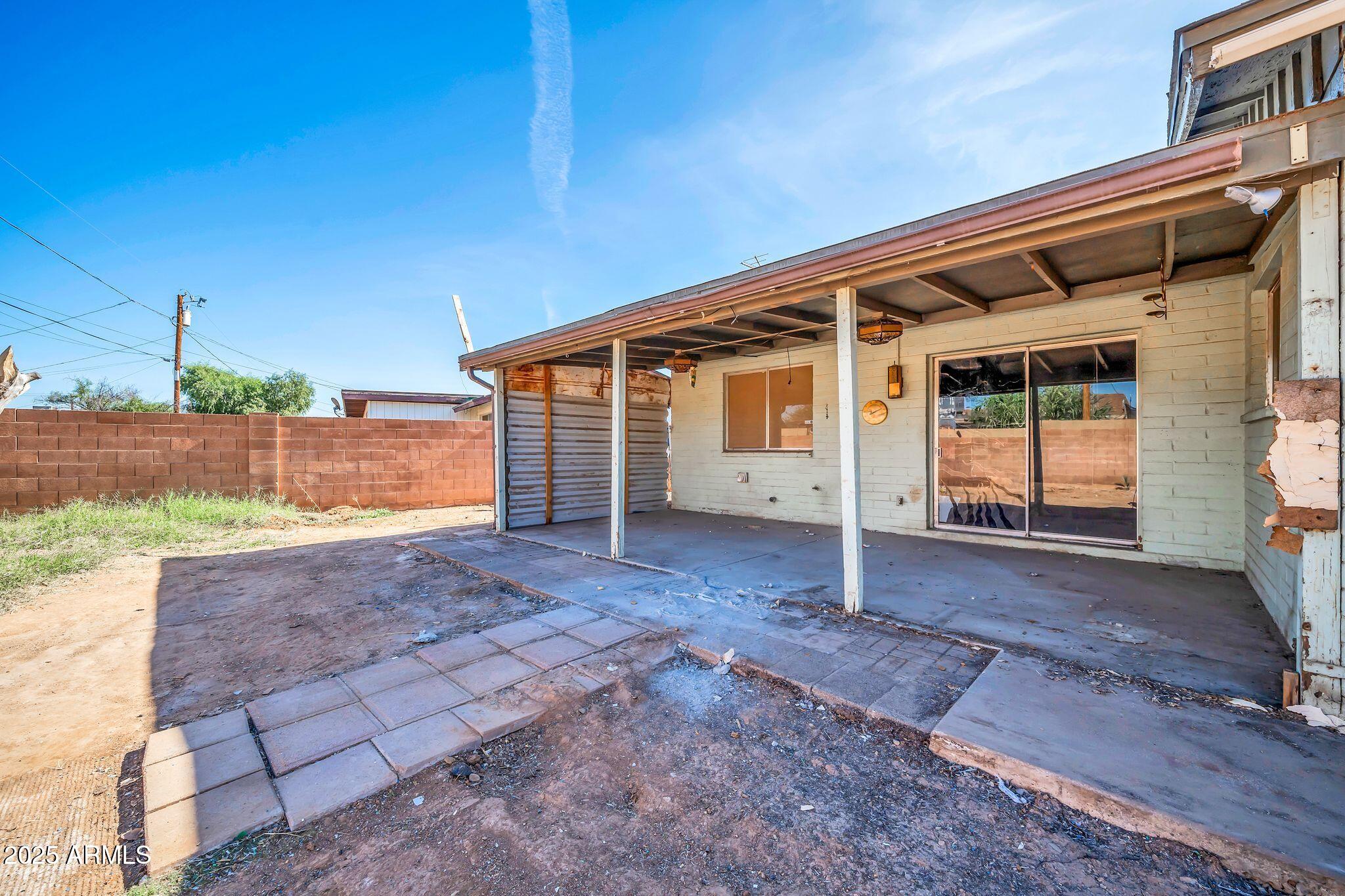 1526 W MURIEL Drive