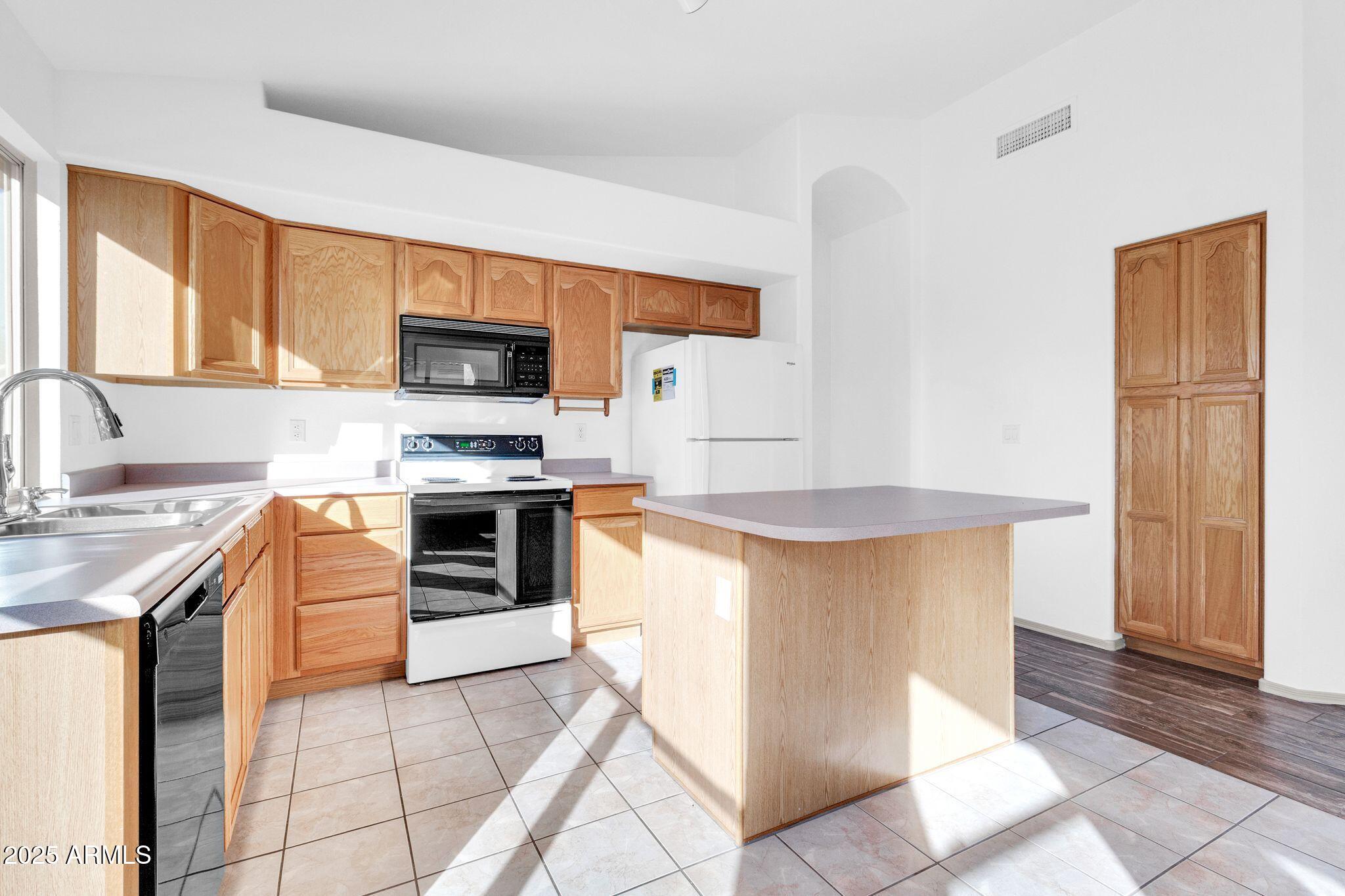 1195 W MYRNA Lane