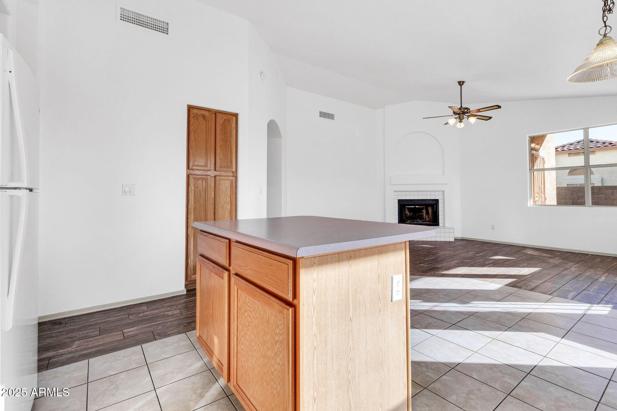 1195 W MYRNA Lane