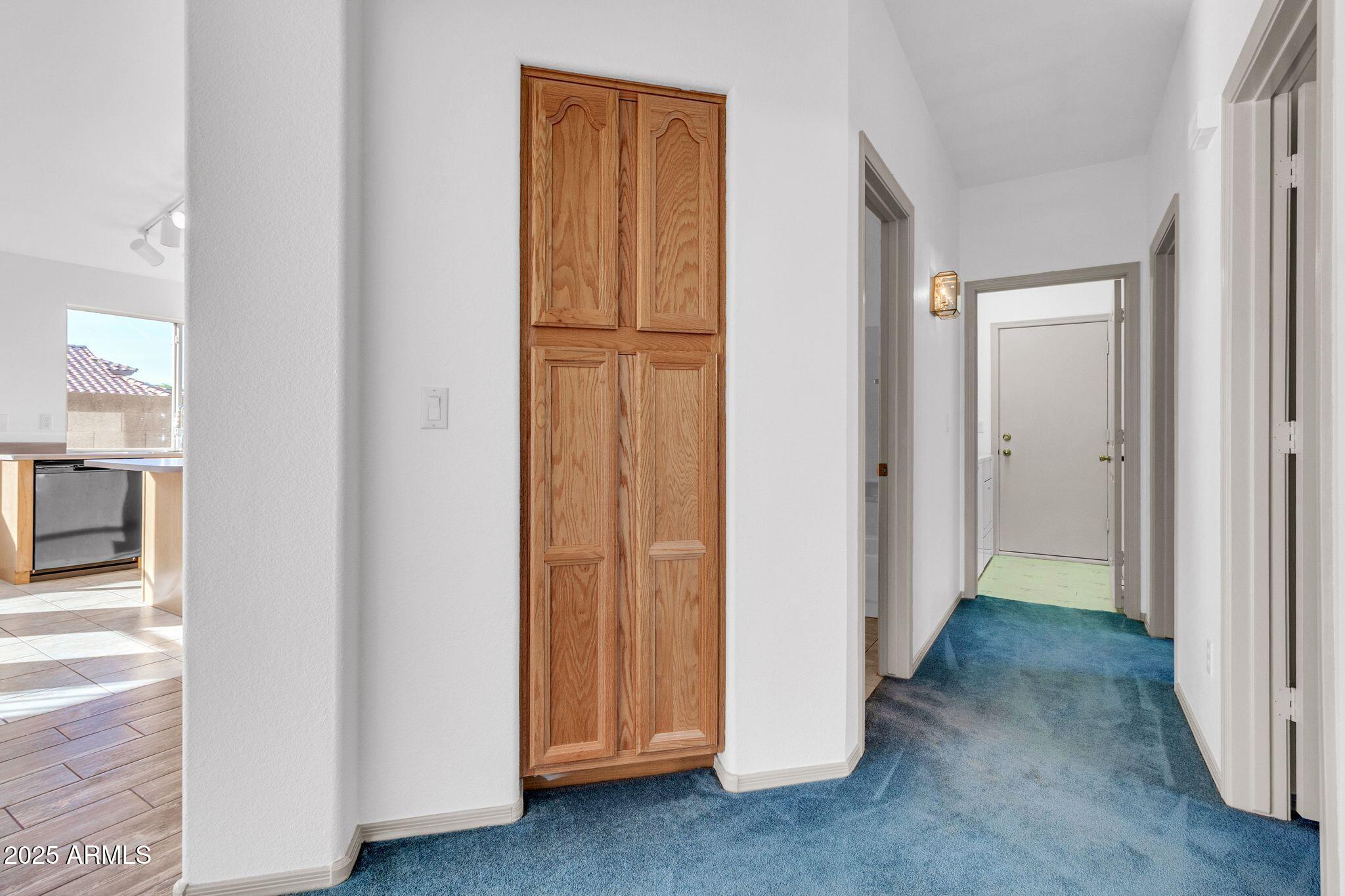 1195 W MYRNA Lane