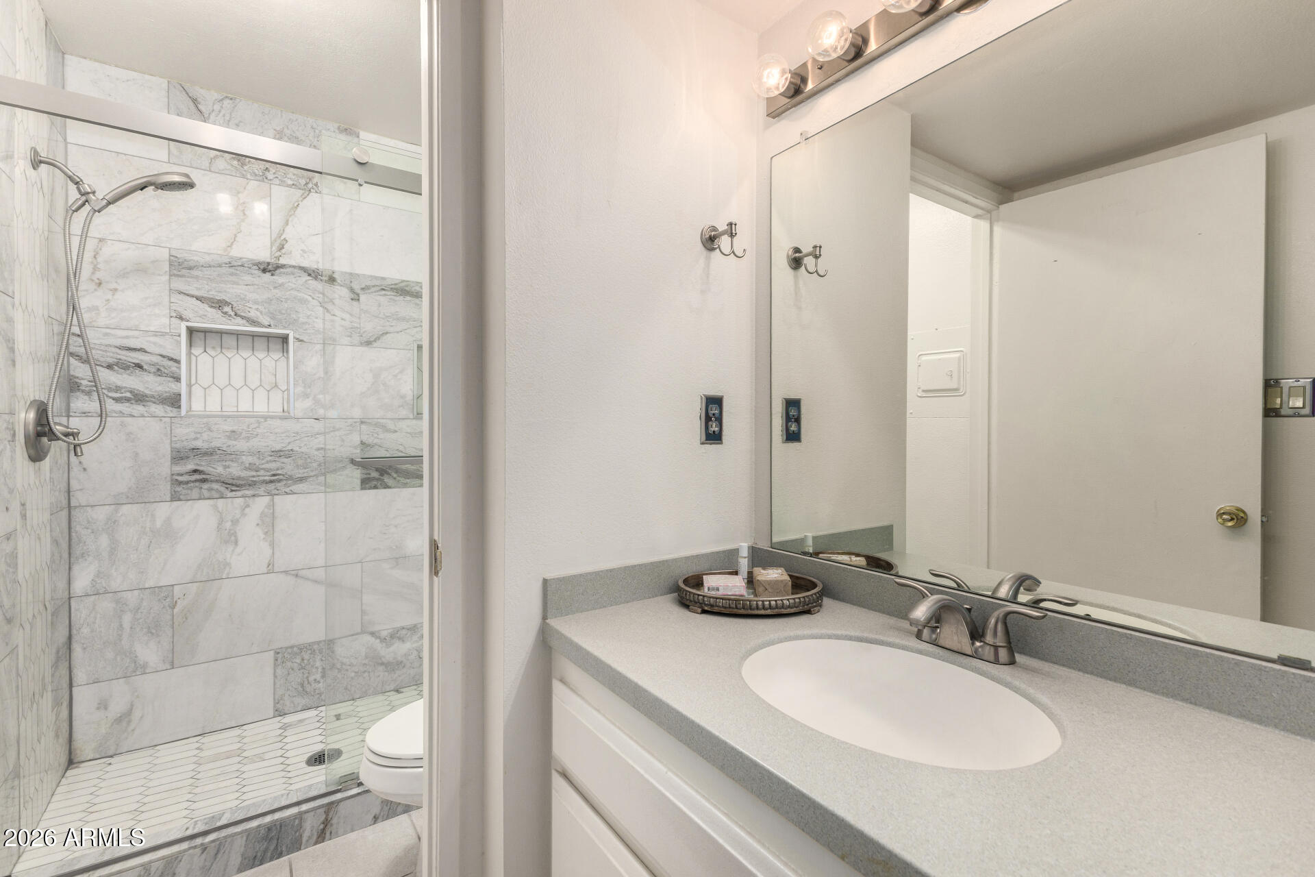 5525 E THOMAS Road M16