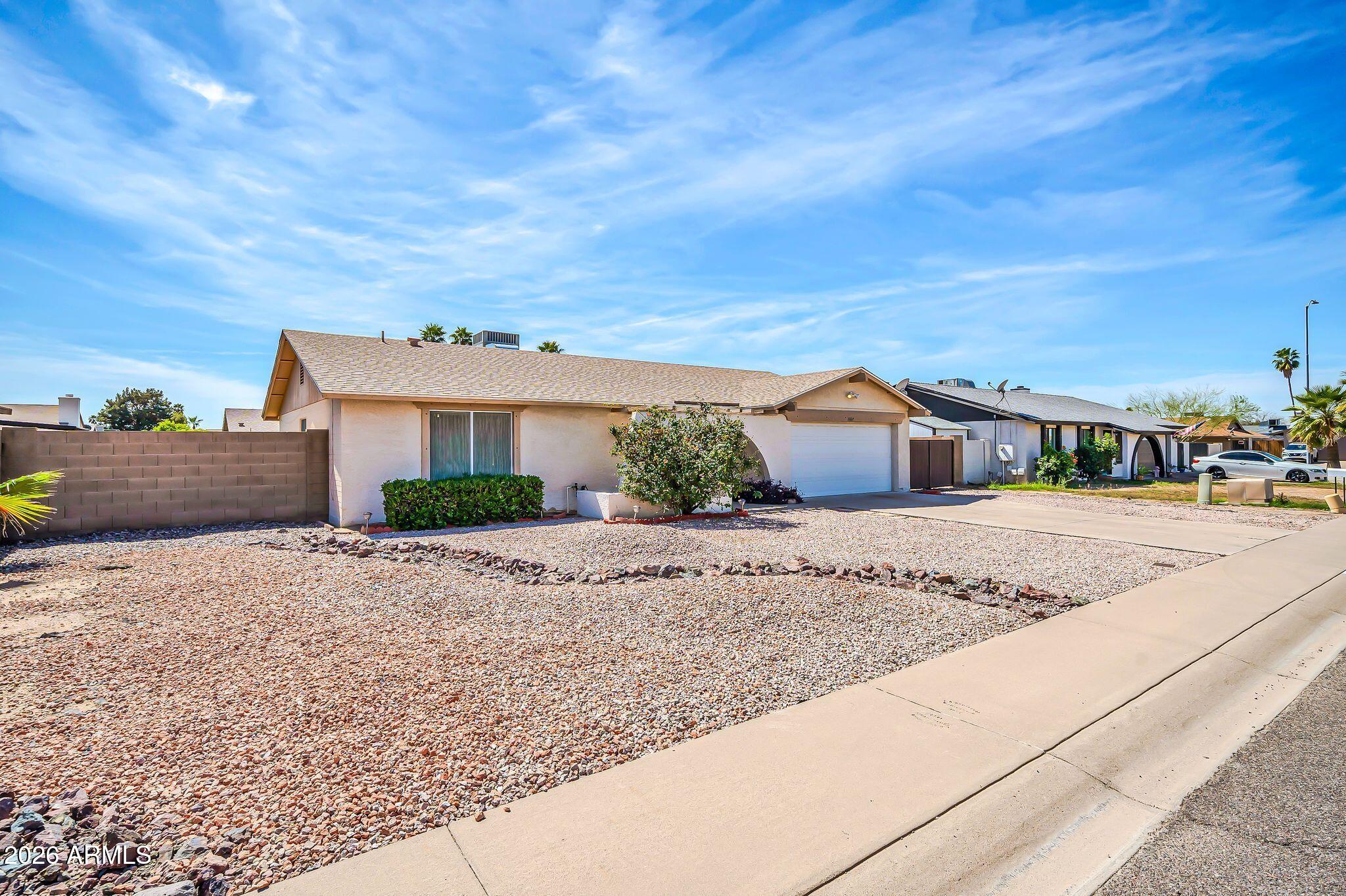 3827 W MURIEL Drive