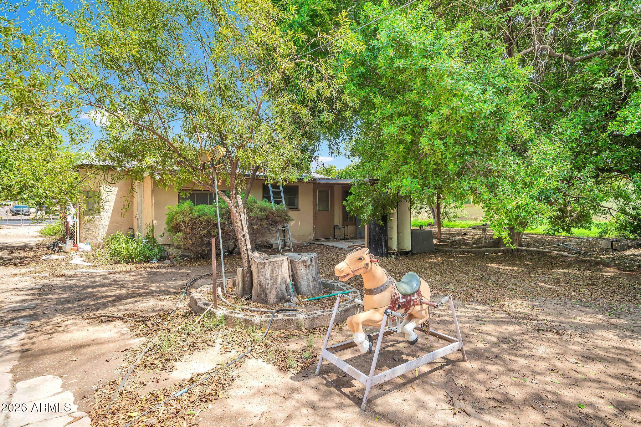 915 W TAMARISK Street