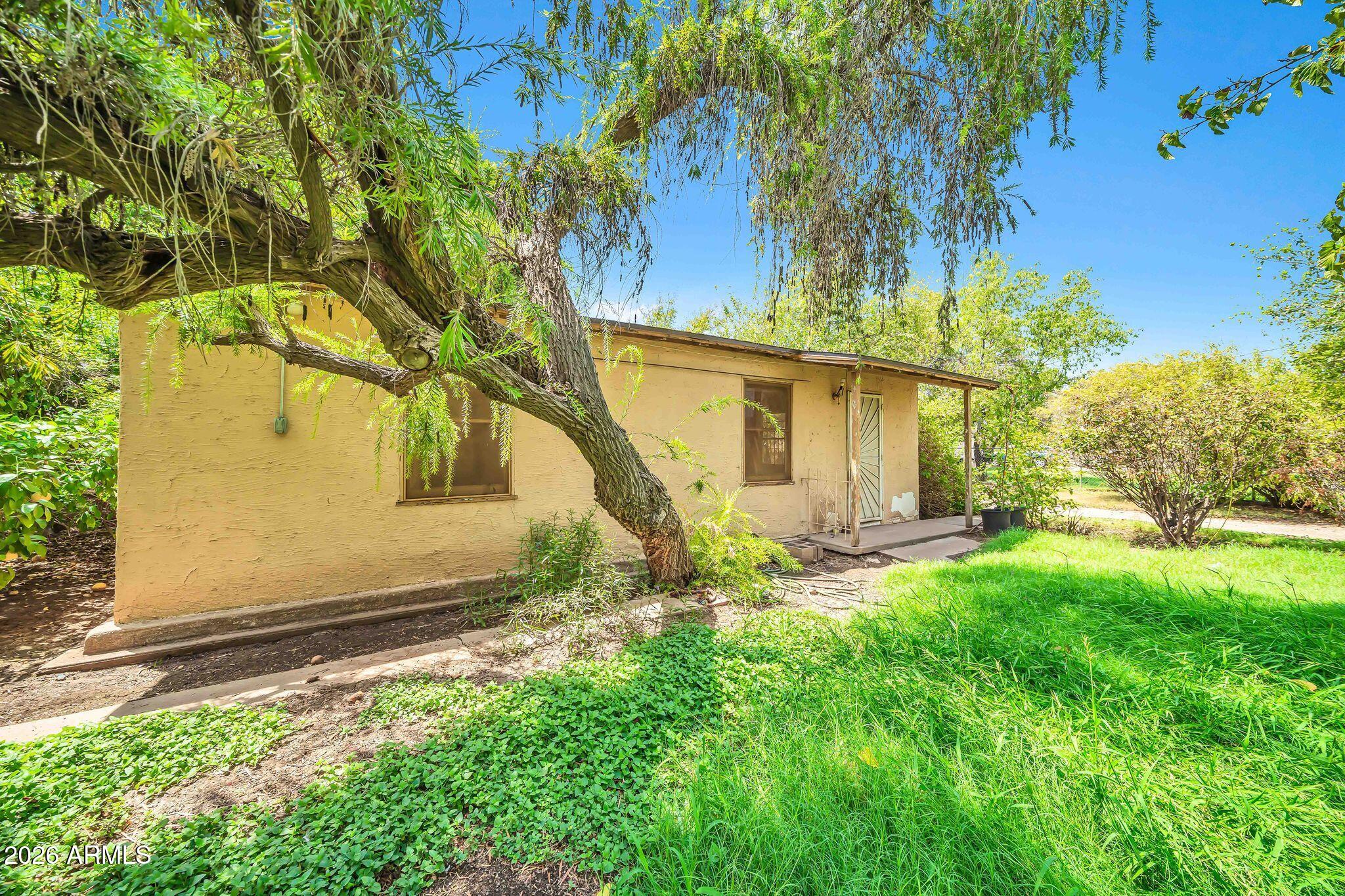 915 W TAMARISK Street