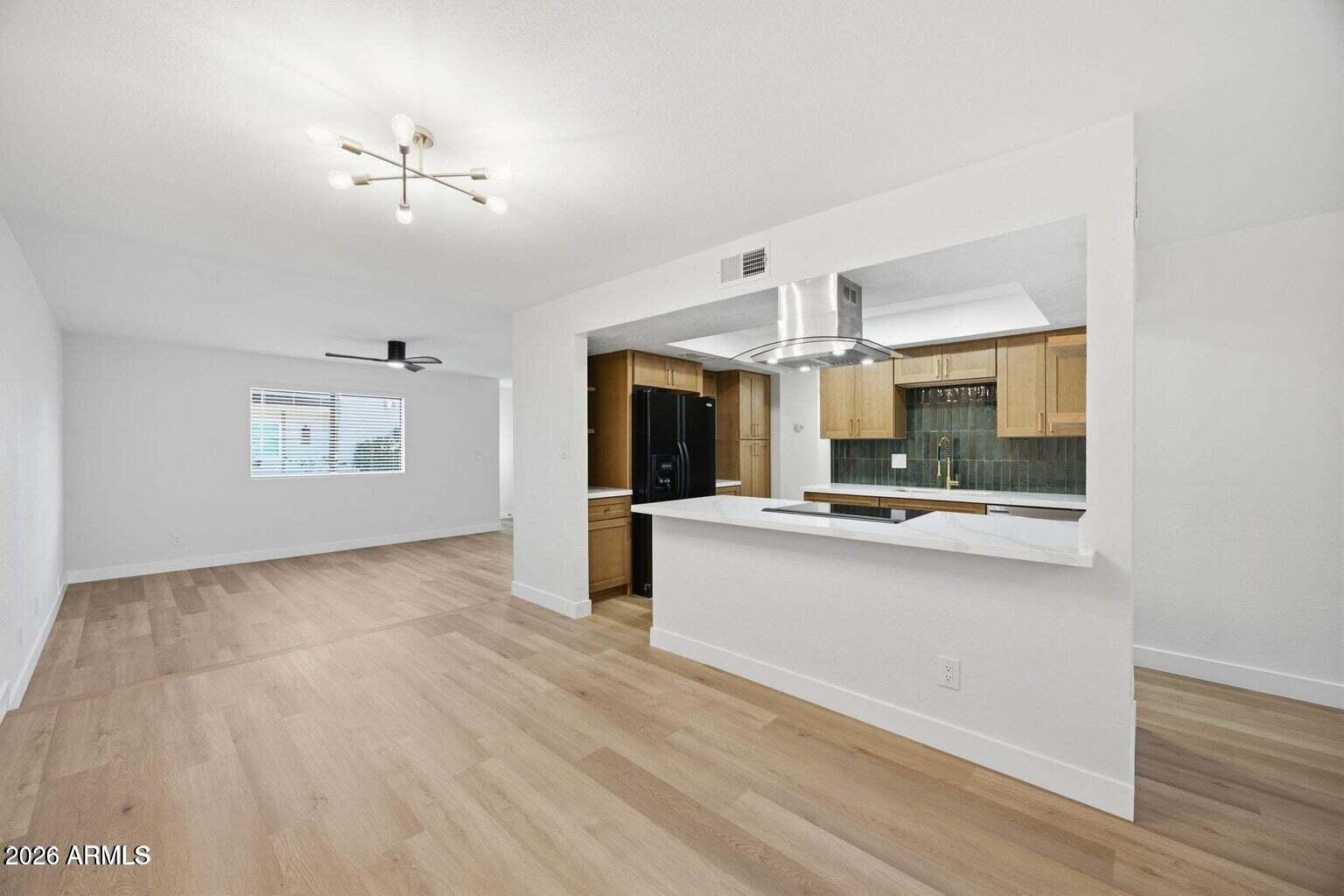 943 N Revere