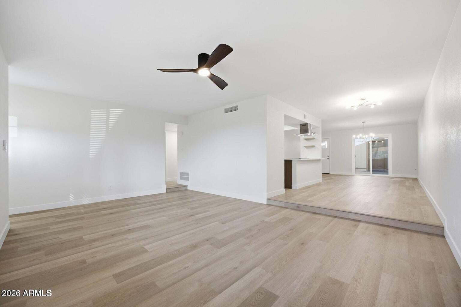 943 N Revere
