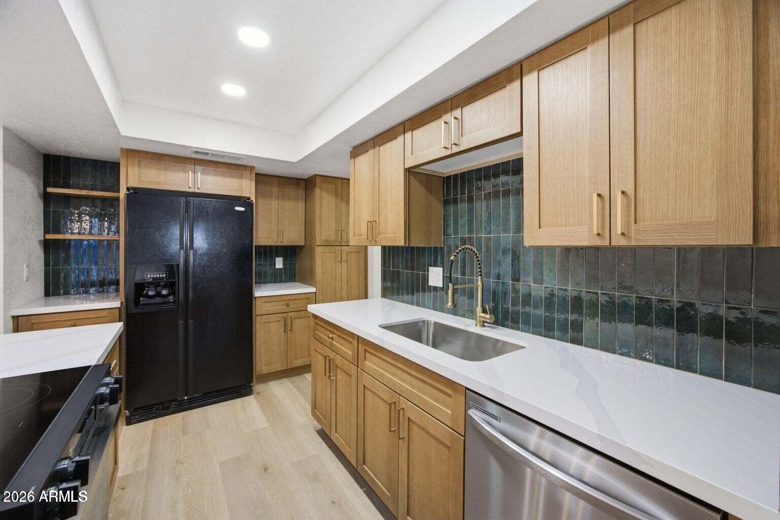 943 N Revere