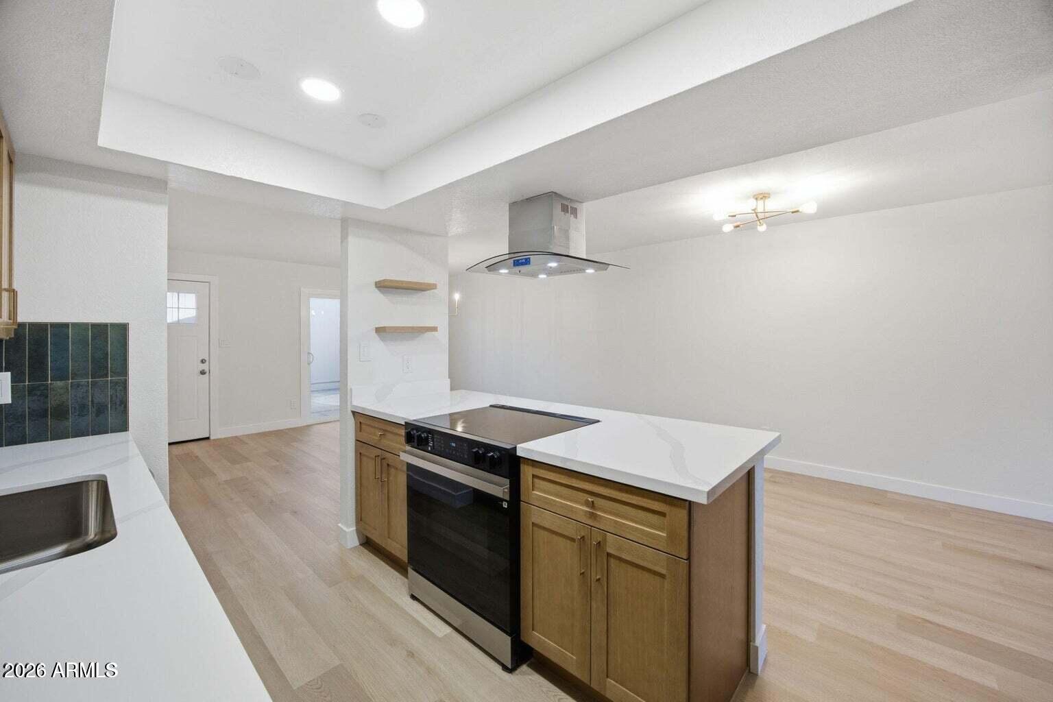 943 N Revere
