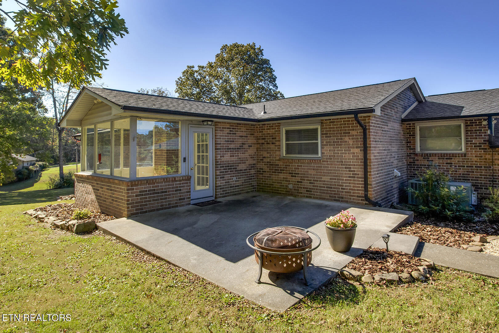 1050 Lawnville Rd