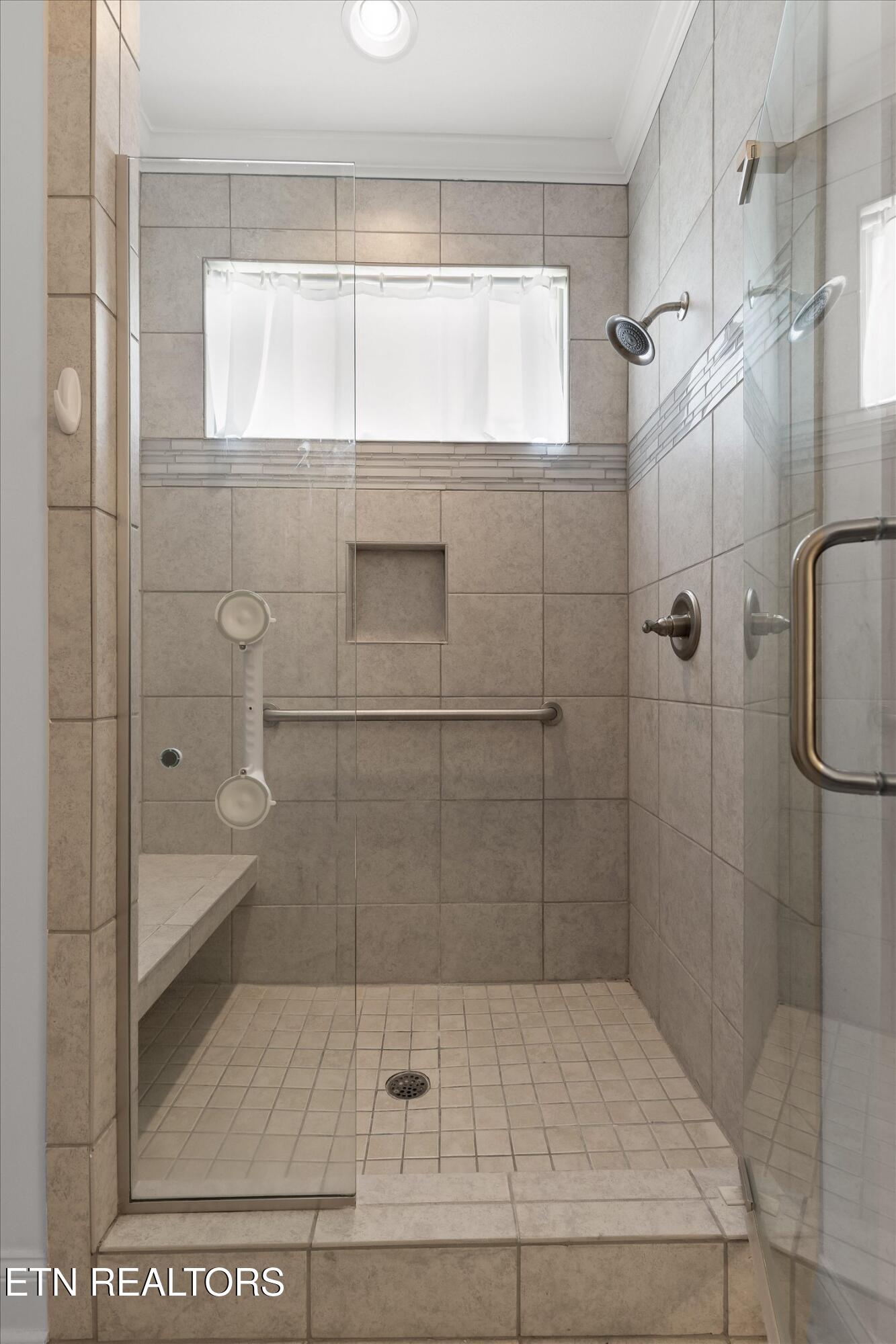 8242 Roy Lane