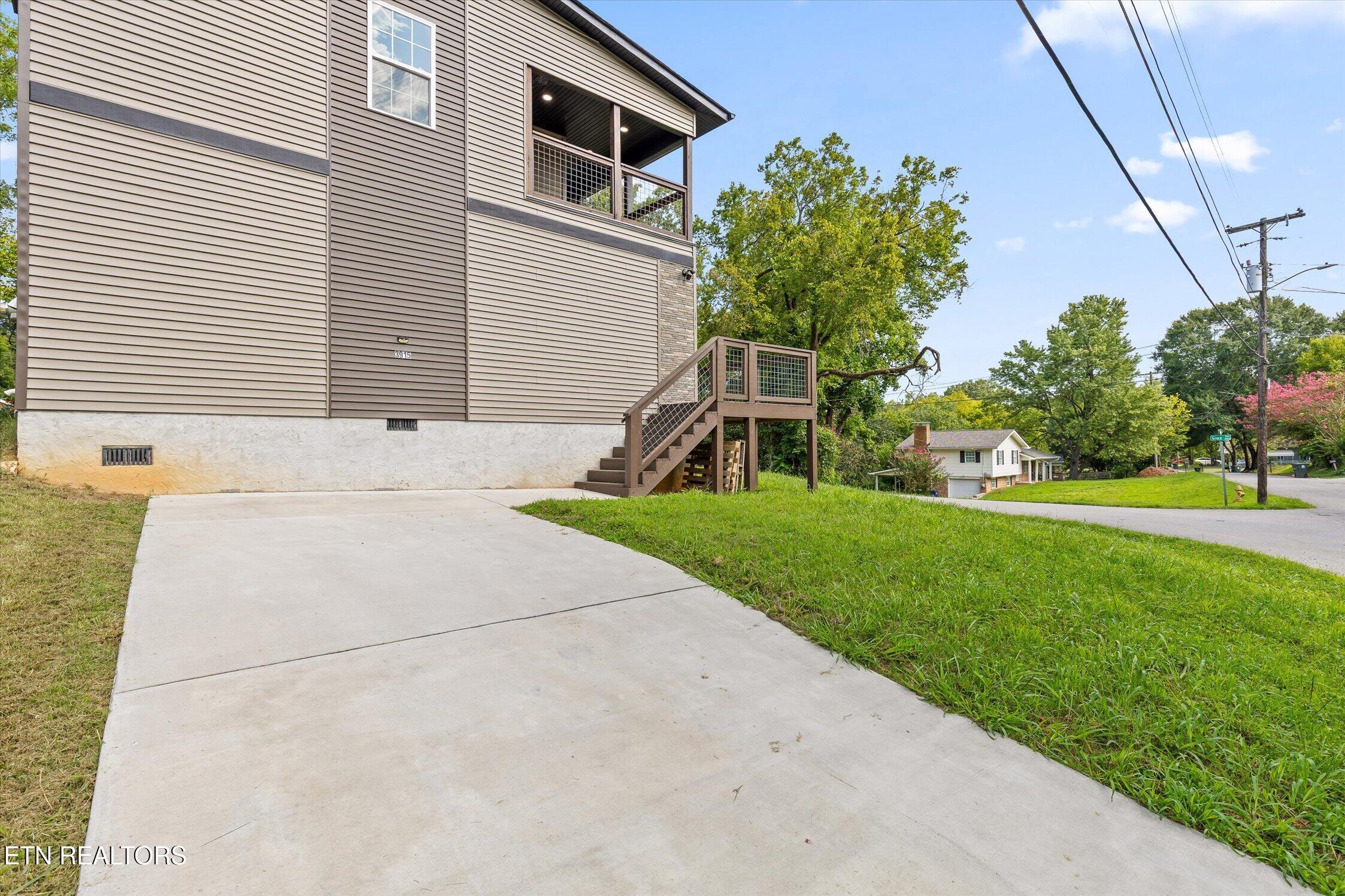 3915 Meadow Lane