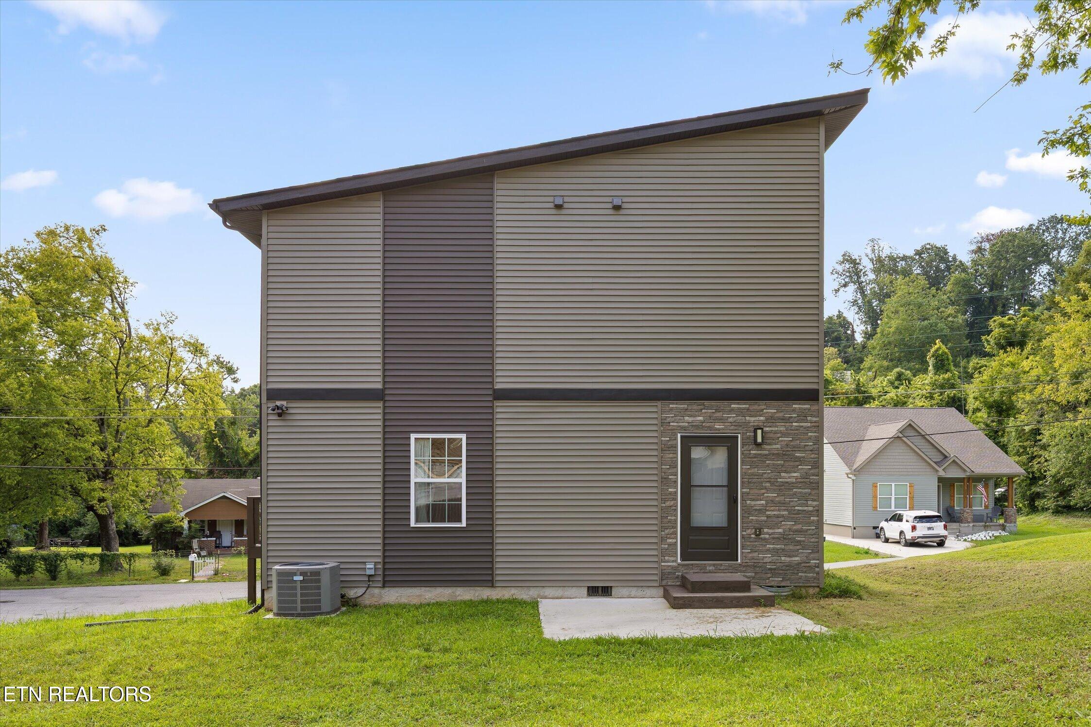 3915 Meadow Lane