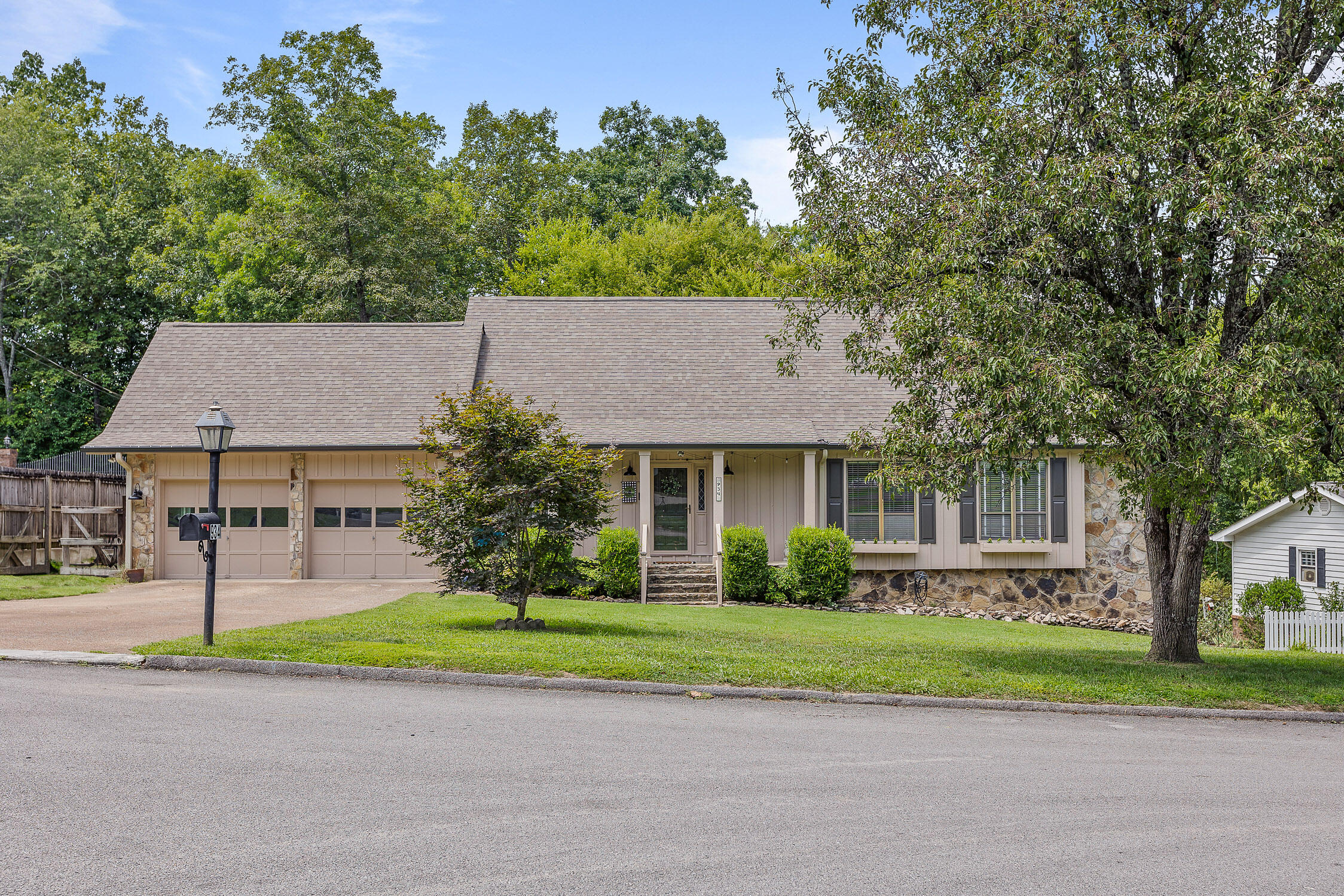 934 Stone Crest Circle