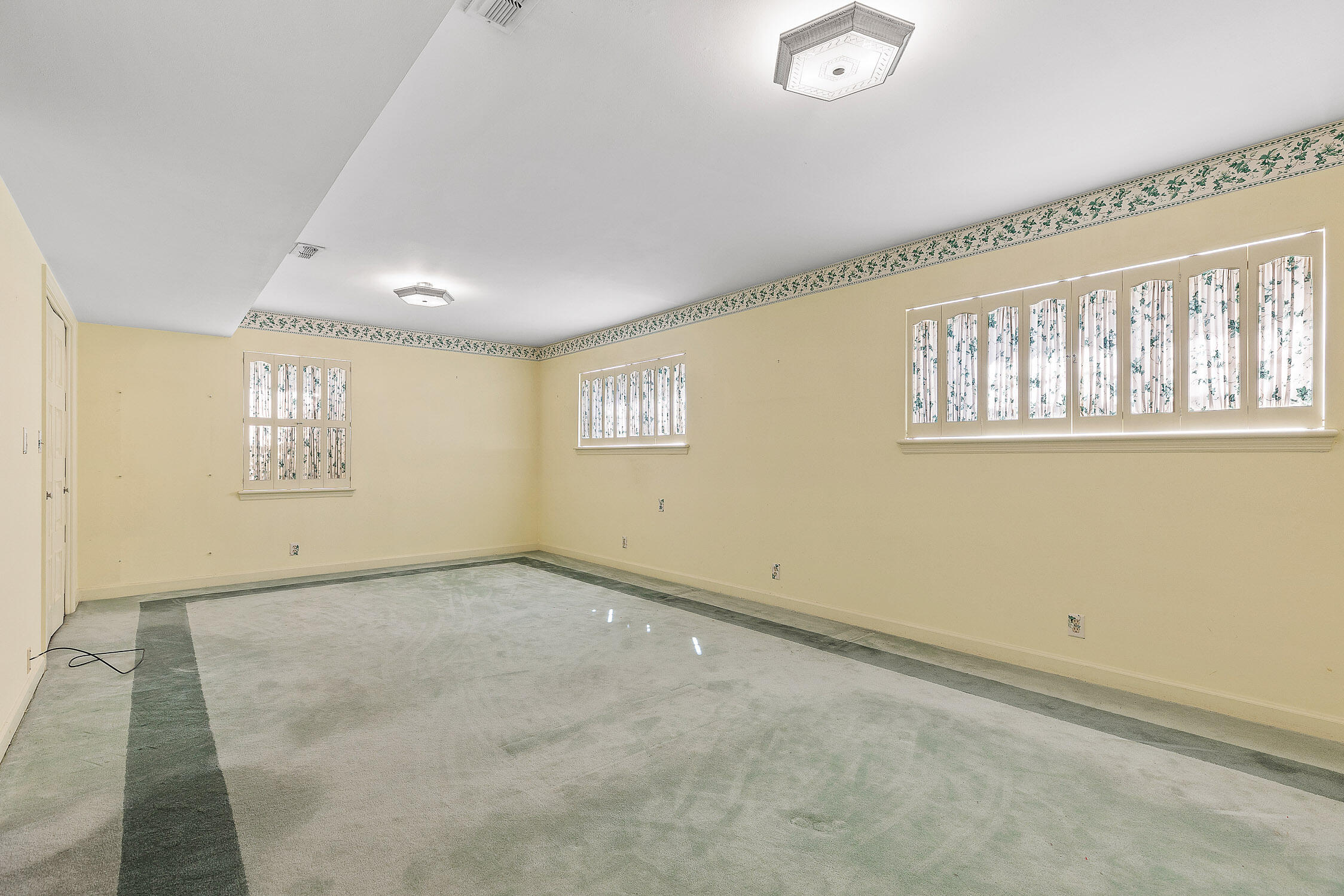 7121 Saratoga Lane