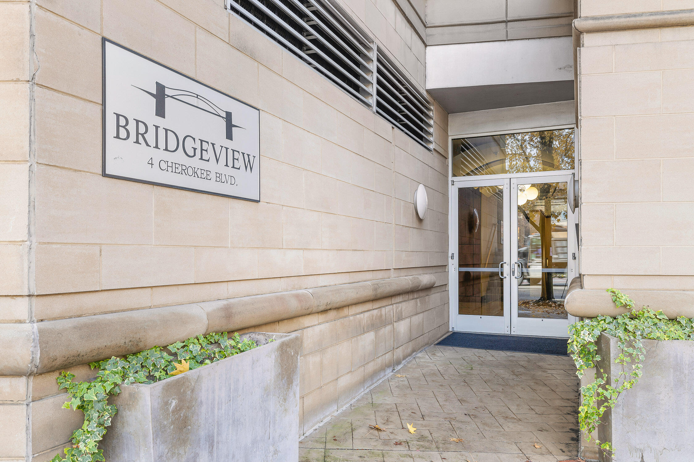 4 Cherokee Boulevard, 409