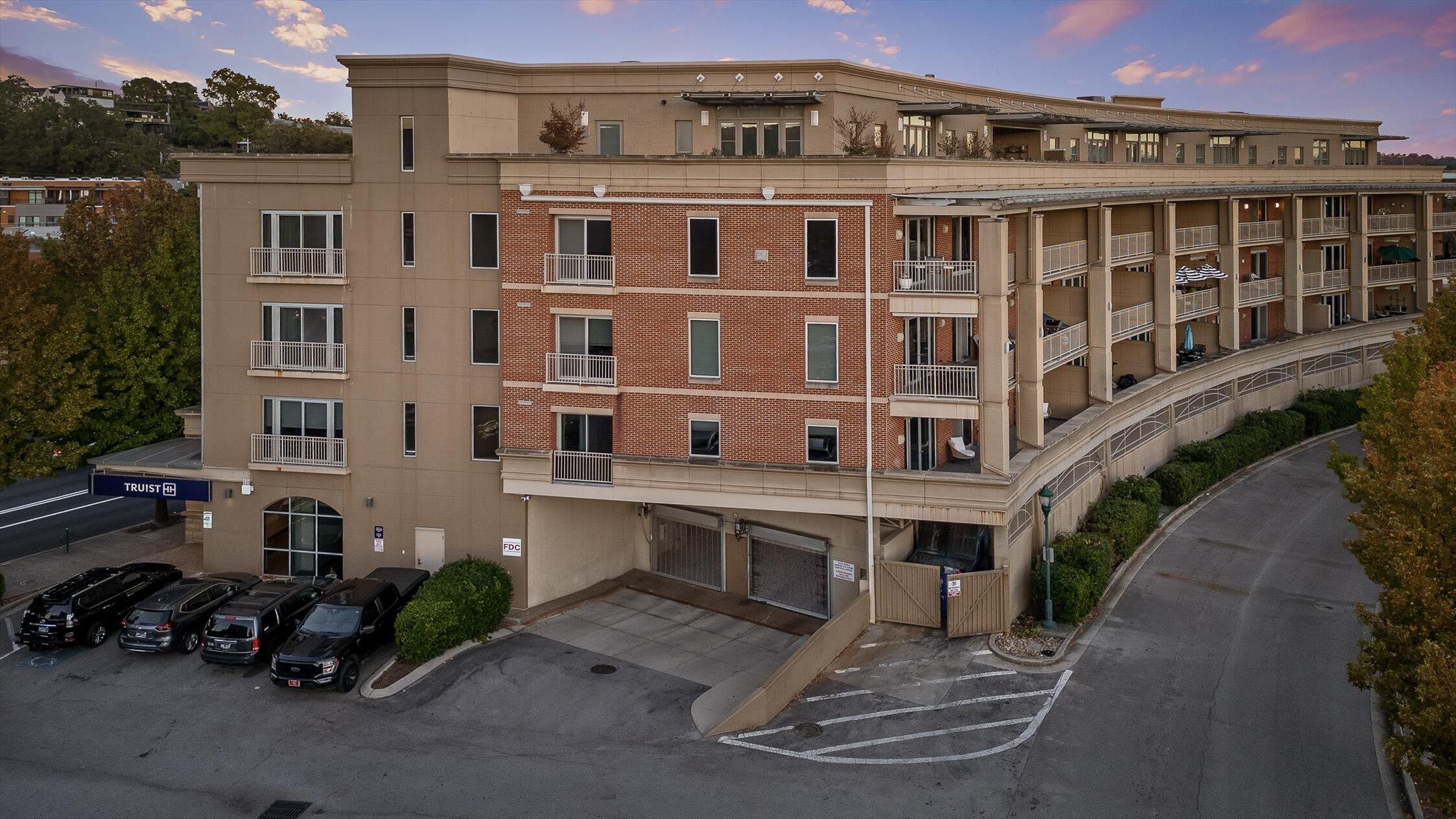 4 Cherokee Boulevard, 409