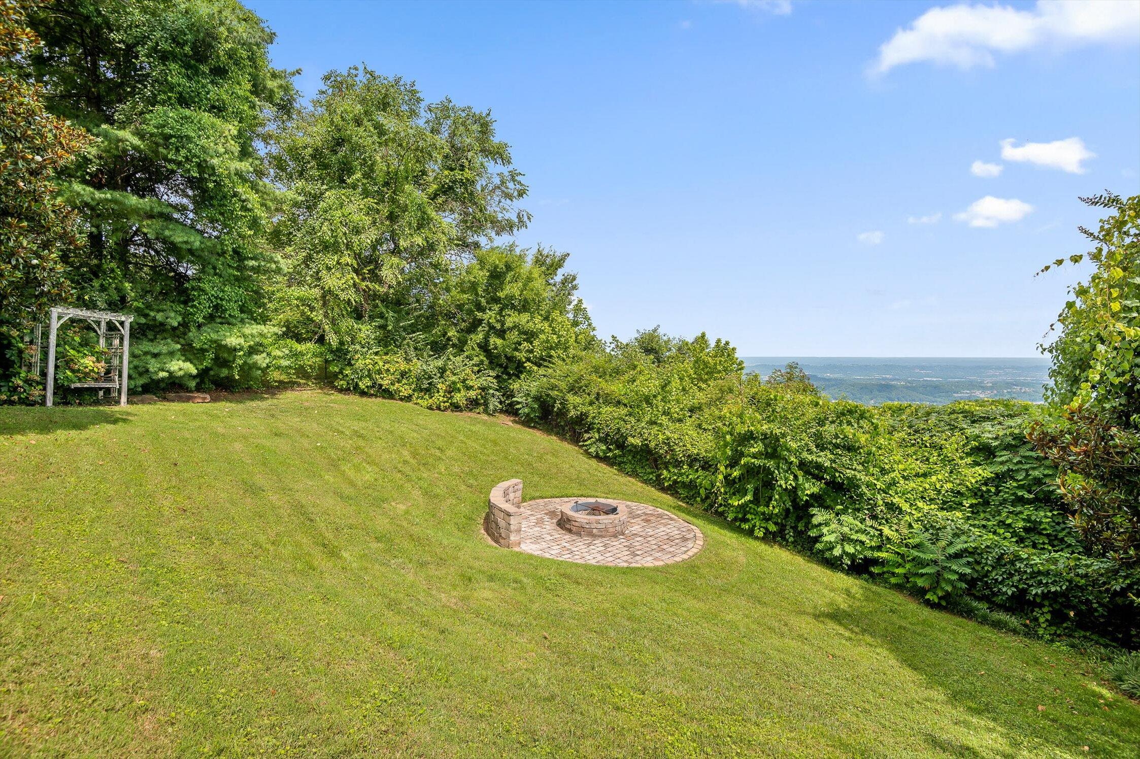 212 N Palisades Drive