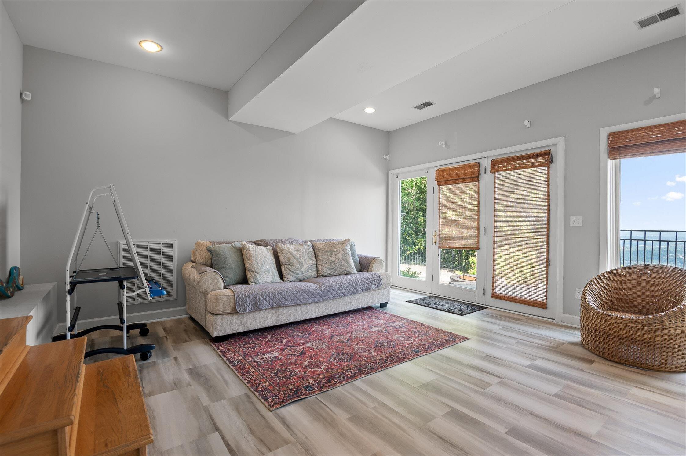212 N Palisades Drive