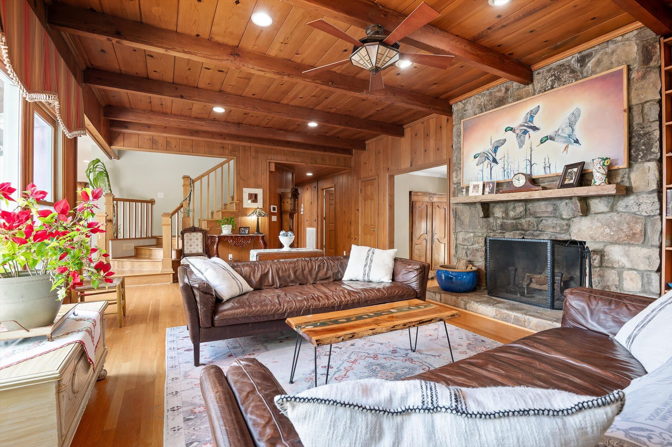 212 N Palisades Drive