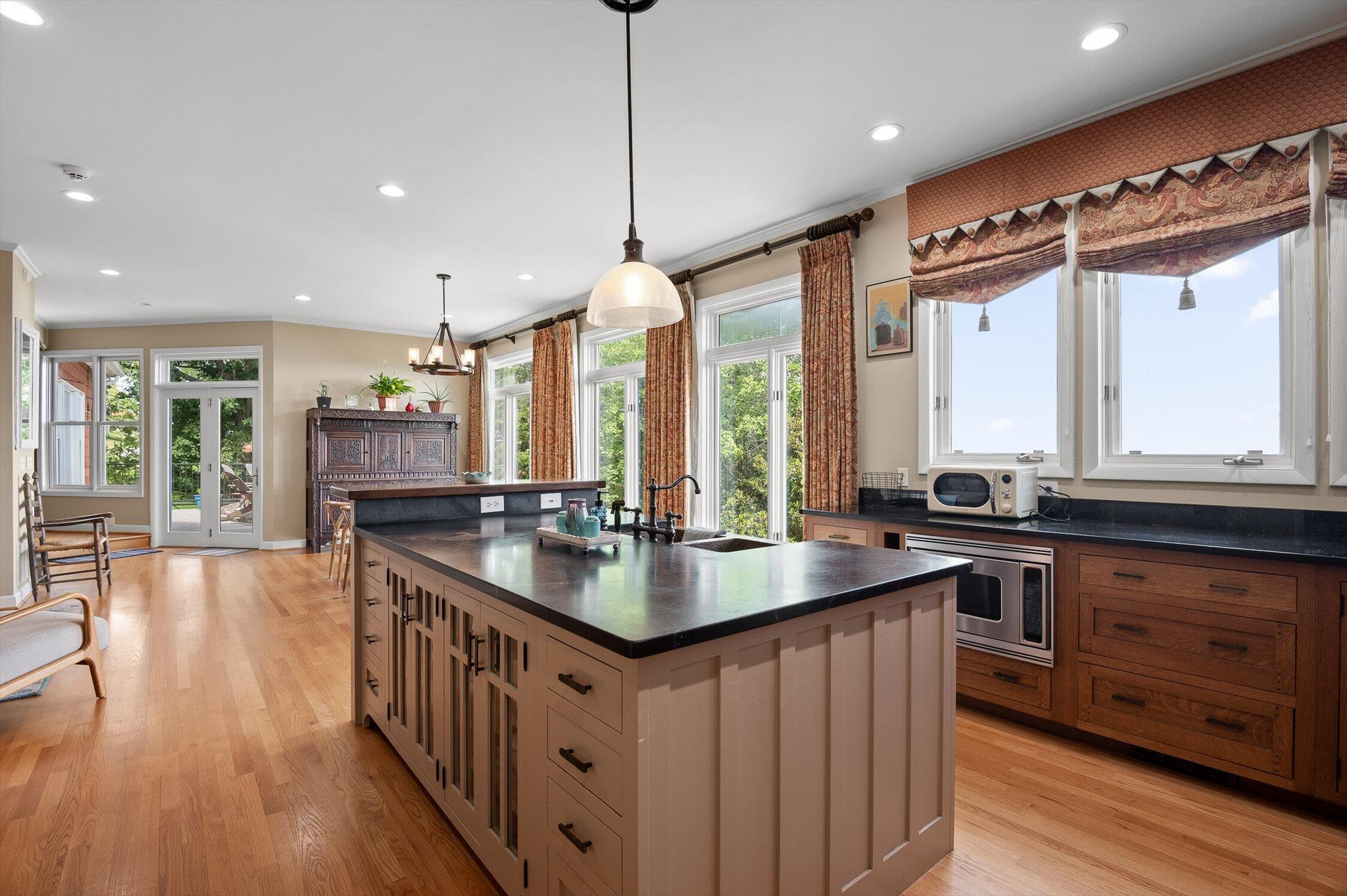 212 N Palisades Drive
