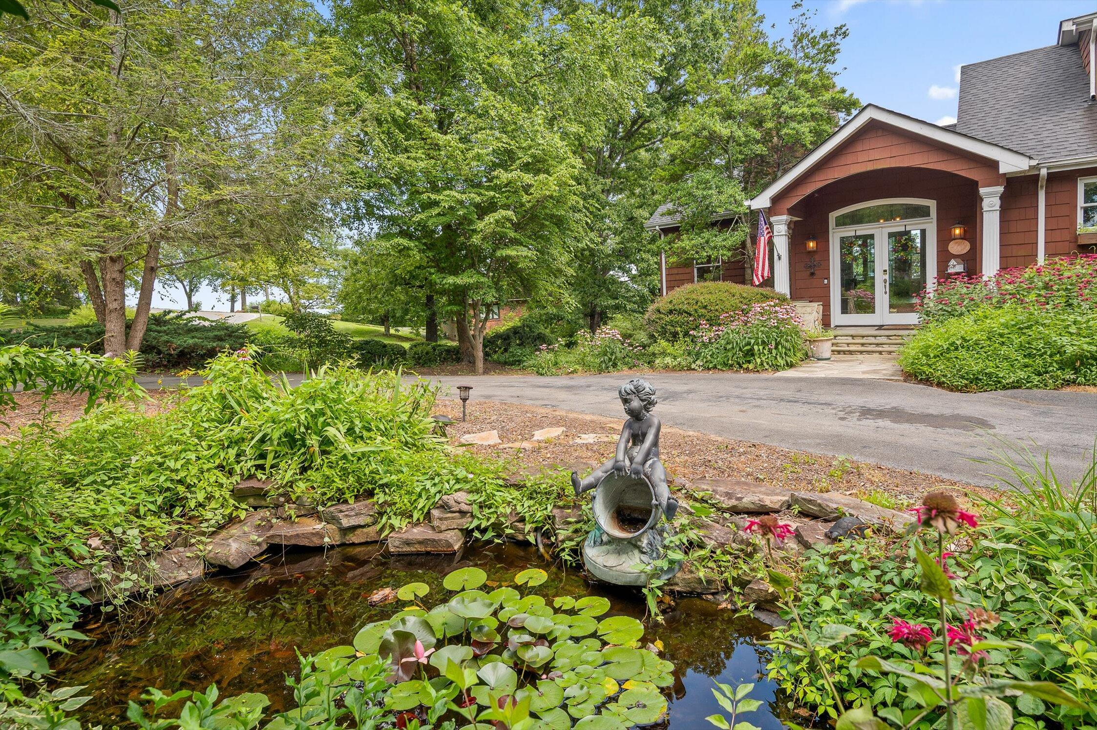 212 N Palisades Drive