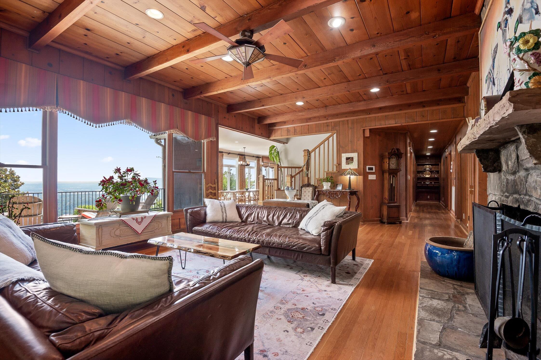 212 N Palisades Drive