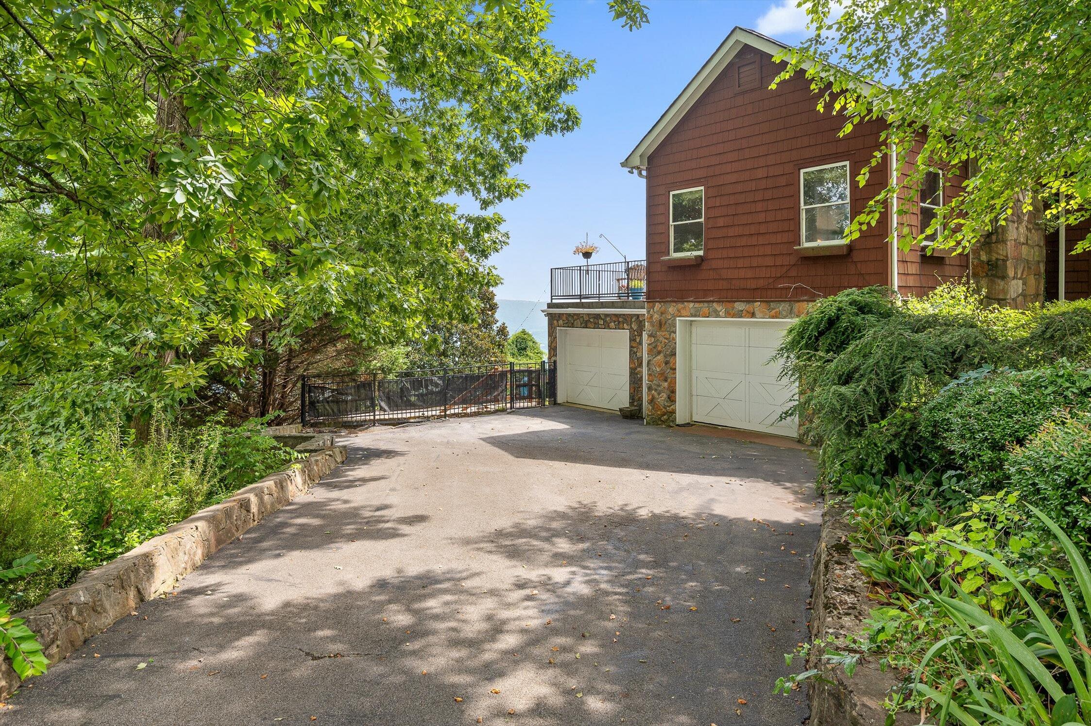 212 N Palisades Drive