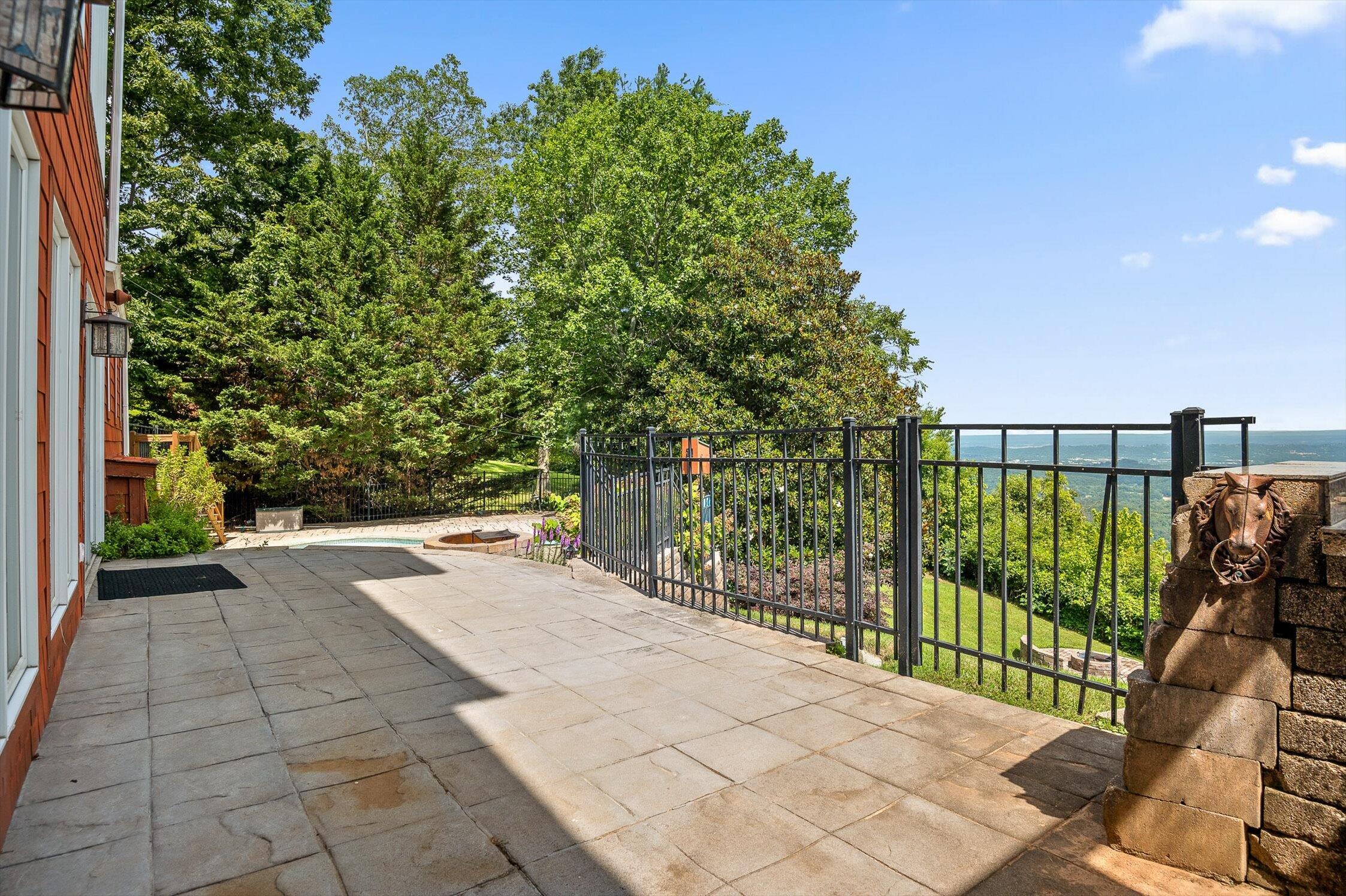 212 N Palisades Drive