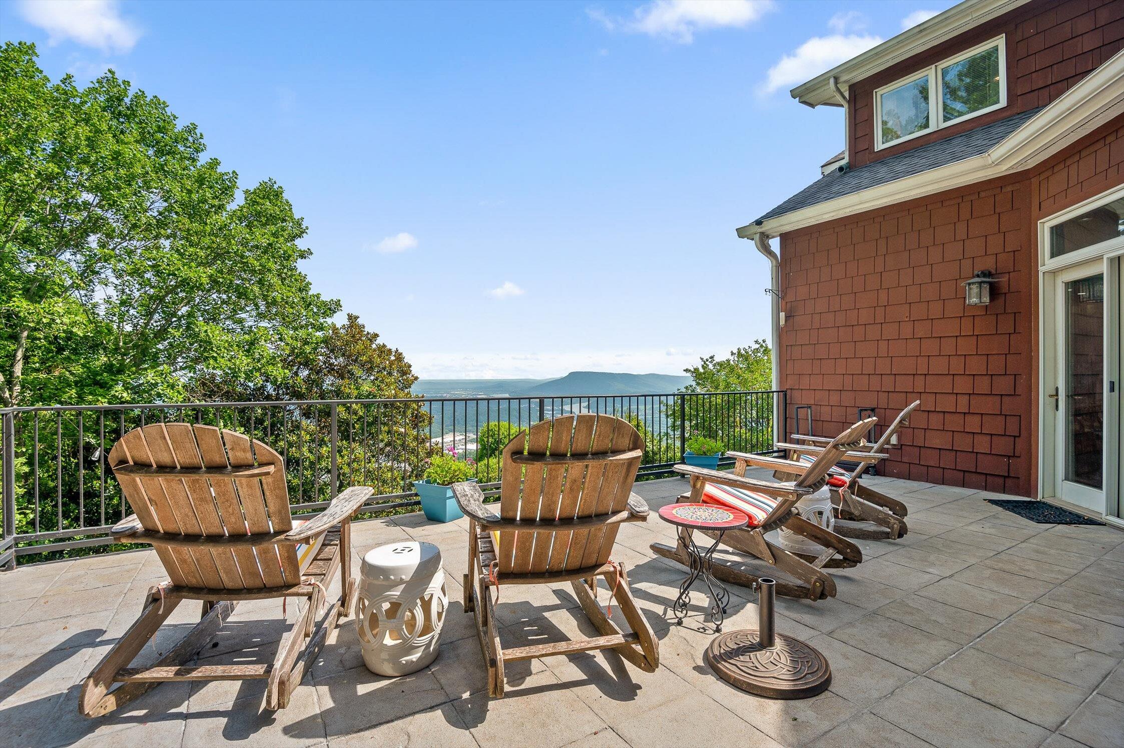 212 N Palisades Drive