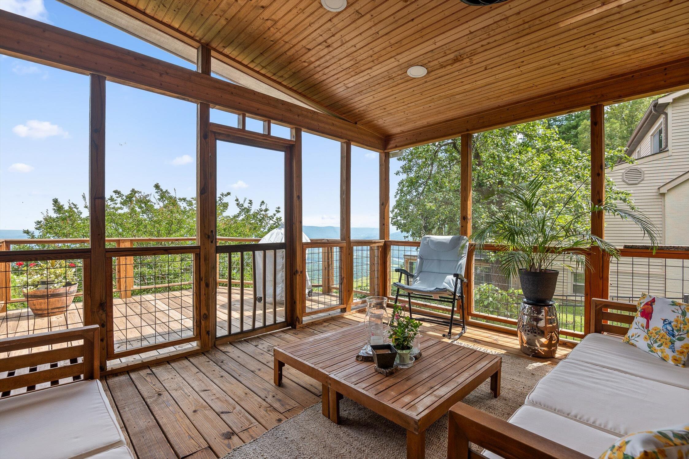 212 N Palisades Drive