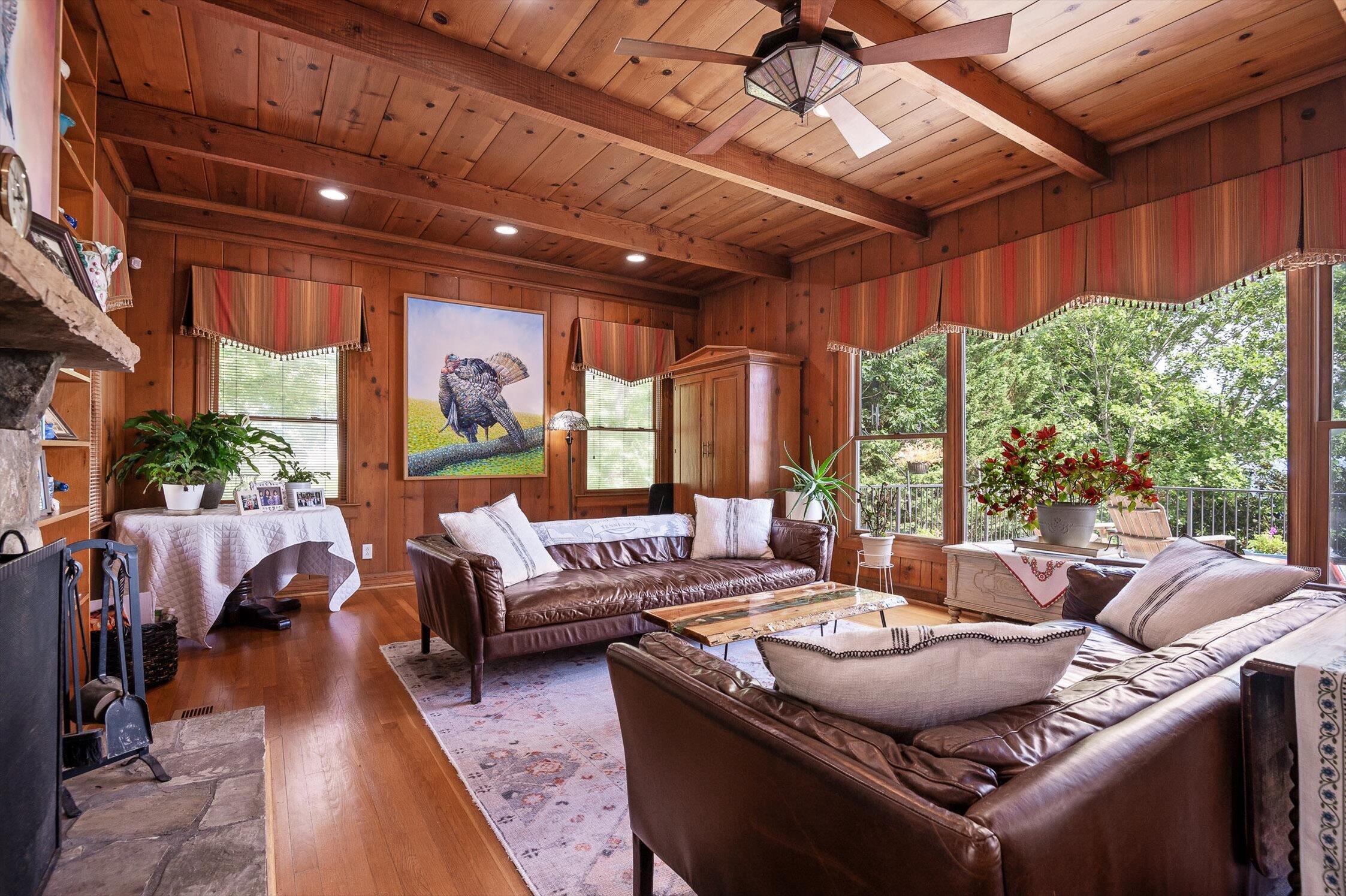 212 N Palisades Drive